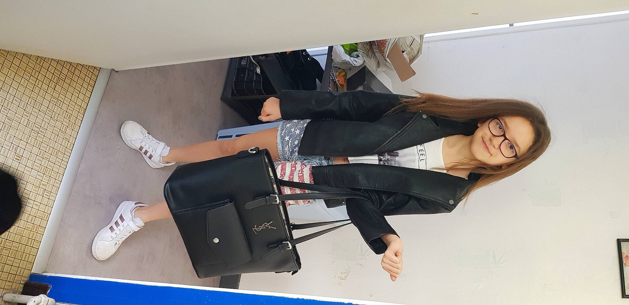 Leane participe au concours pour gagner de l'argent avec cette photo : ankle, baggage, beauty, black_hair, boot, elbow, fashion, foot, human_leg, joint, joy, knee, long_hair, mouth, outdoor_shoe, person, photo_shoot, shoe, thigh, waist