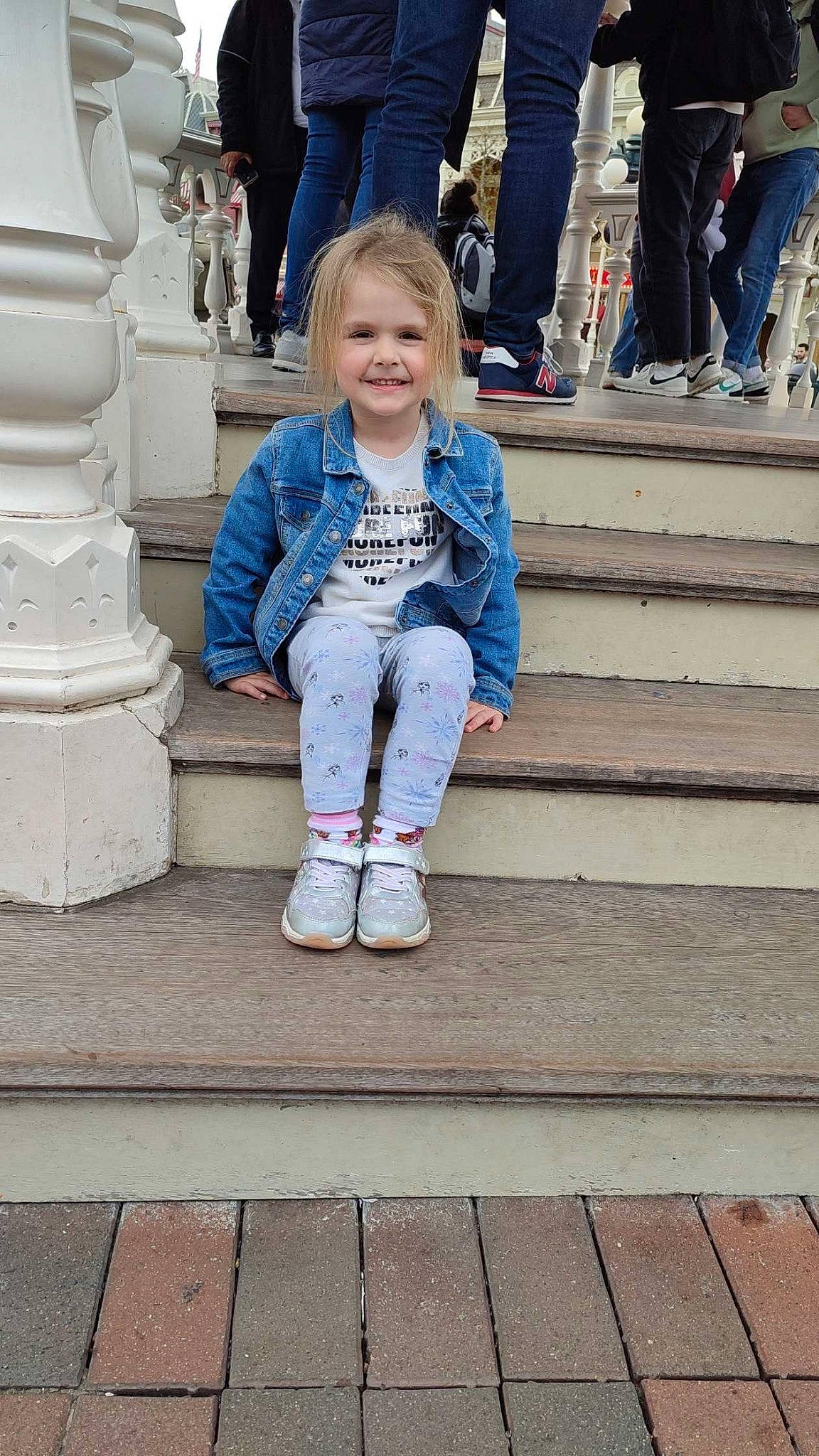 Kélia participe au concours pour gagner de l'argent avec cette photo : child, electric_blue, footwear, fun, happy, human_leg, jeans, joy, leg, leisure, people, person, recreation, shoe, sitting, smile, sneakers, stairs, thigh, toddler