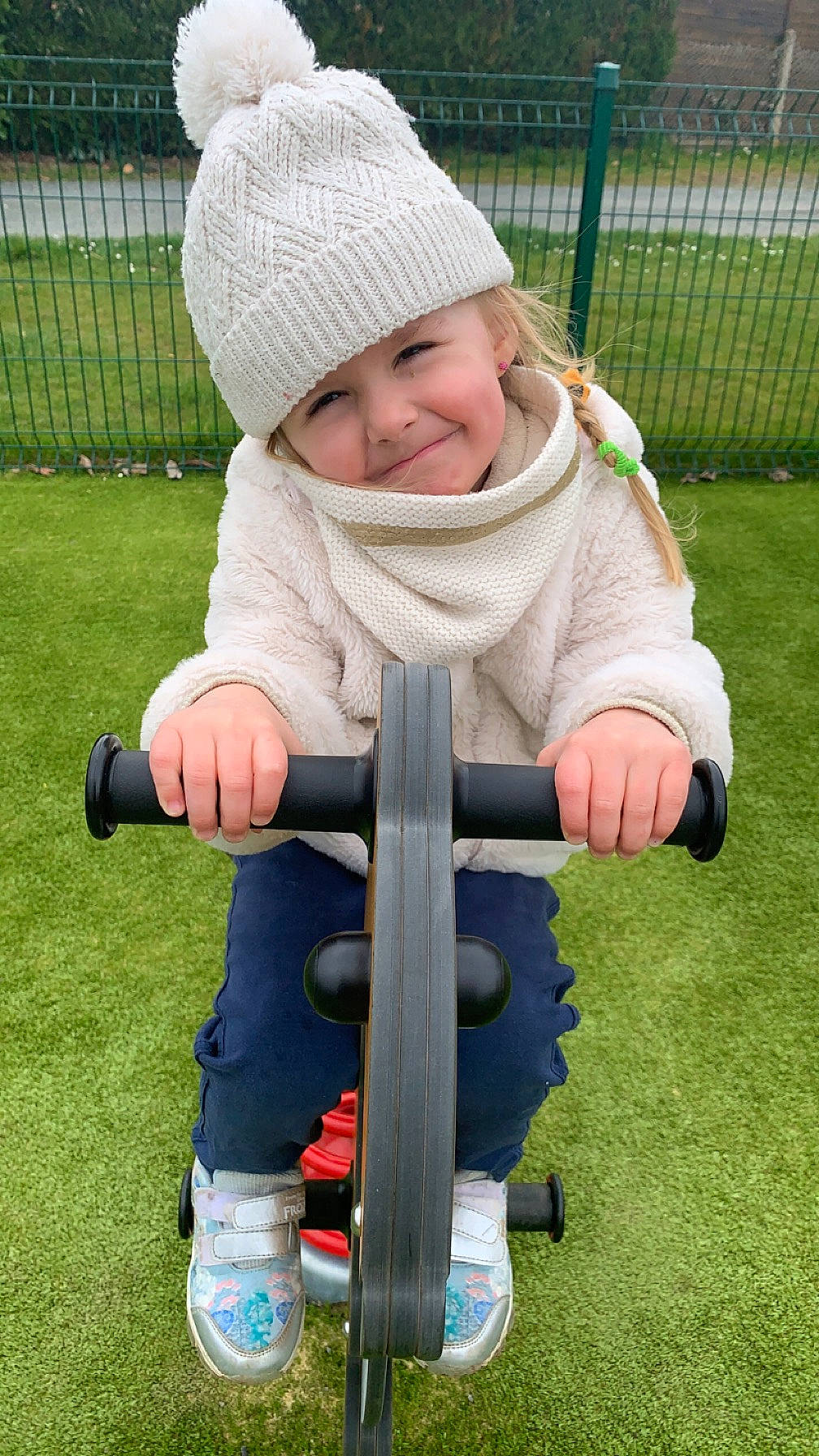 Kélia a rejoint le concours — aidez-le/la à gagner de superbes lots ! baby, baby_toddler_clothing, cap, child, city, comfort, electric_blue, fence, fun, grass, green, headwear, jacket, joy, knit_cap, leisure, outerwear, person, recreation, sitting