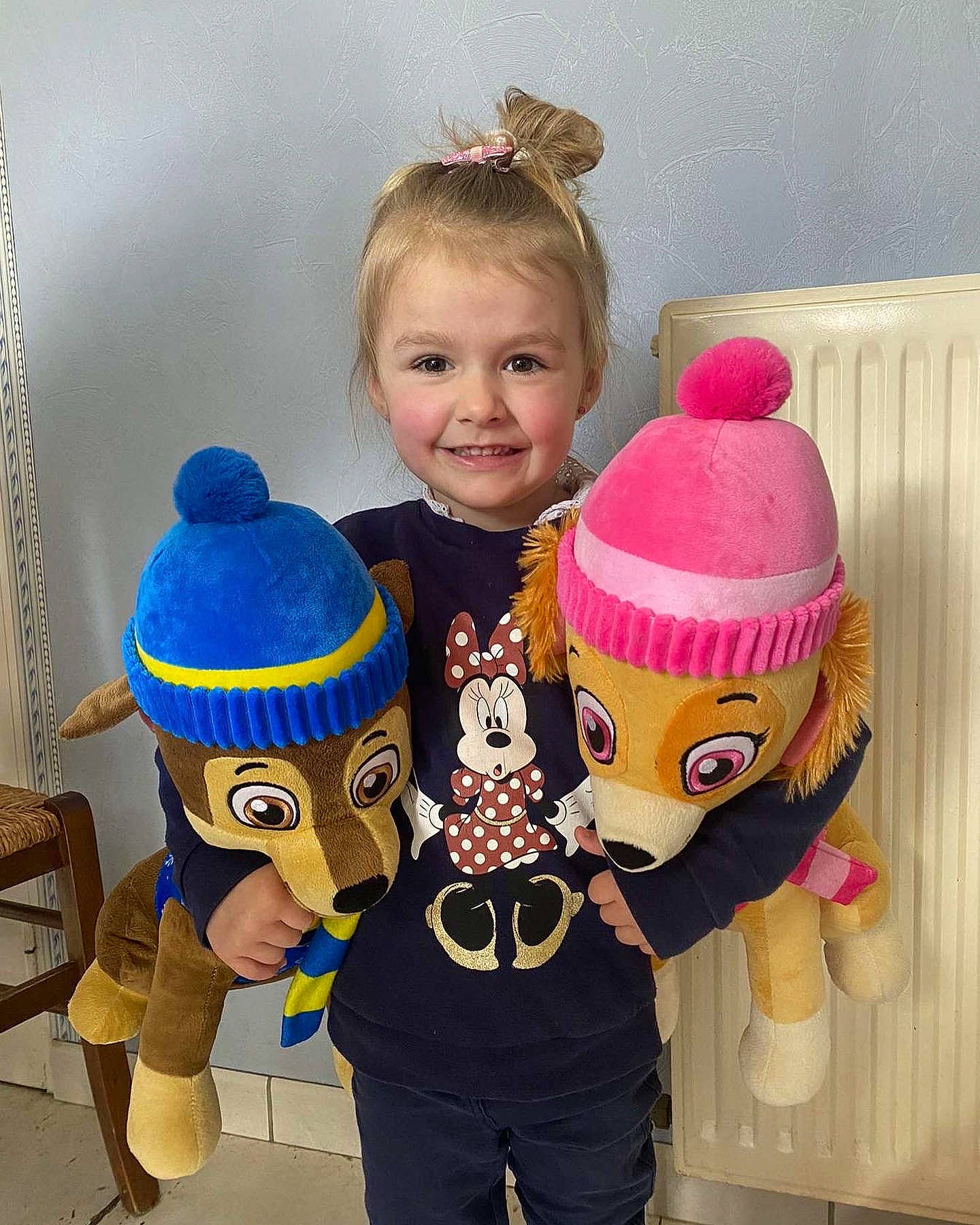 Kélia a rejoint le concours — aidez-le/la à gagner de superbes lots ! baby_toddler_clothing, baby_toys, cap, child, costume_hat, event, fashion_accessory, fun, gesture, happy, hat, headgear, joy, mascot, person, plush, room, smile, standing, stuffed_toy