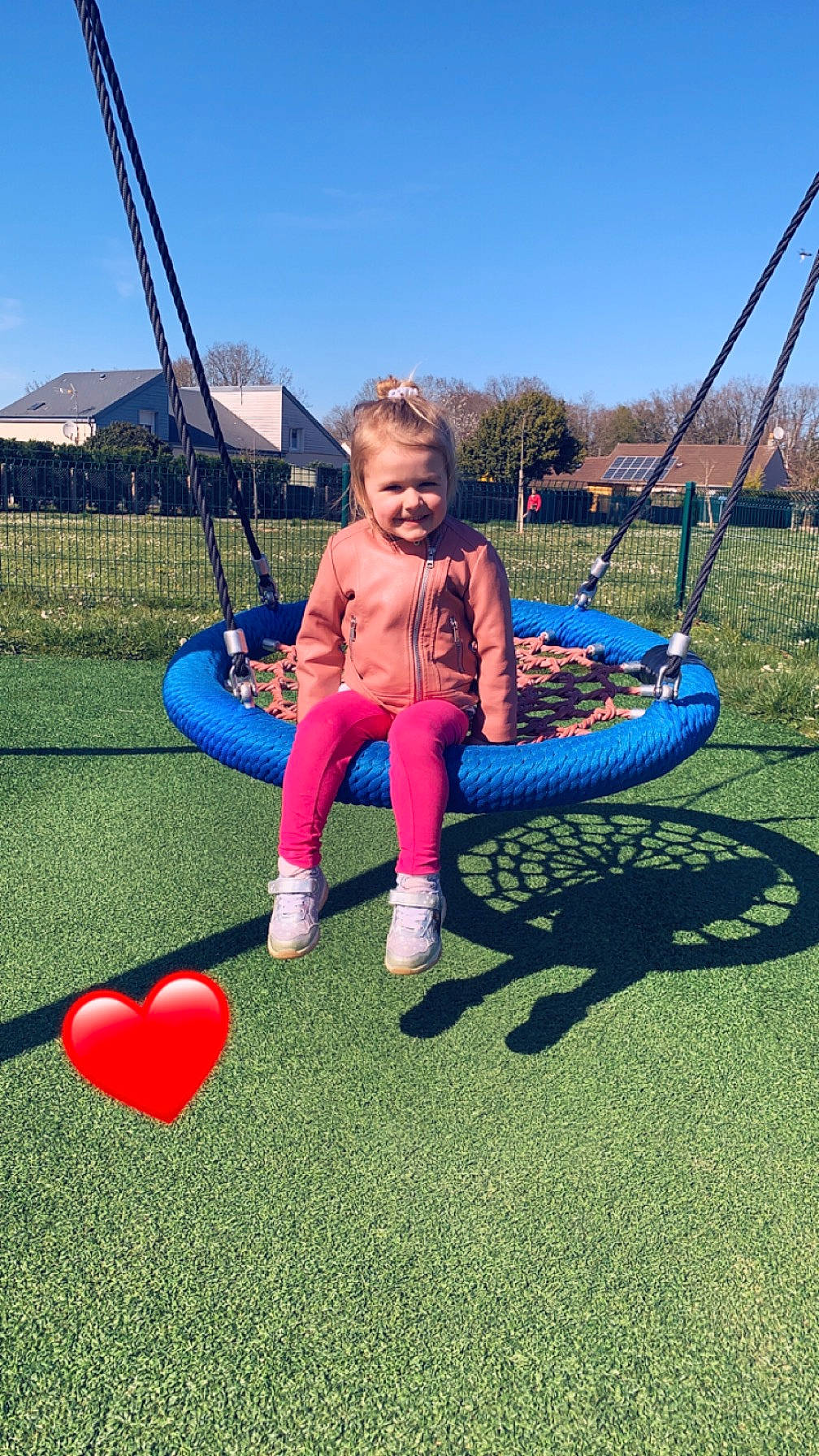 Kélia participe au concours pour gagner de l'argent avec cette photo : balloon, electric_blue, fun, grass, happy, human_settlement, joy, leisure, nature, outdoor_play_equipment, outdoor_recreation, people_in_nature, person, plant, playground, recreation, sky, smile, swing, toddler