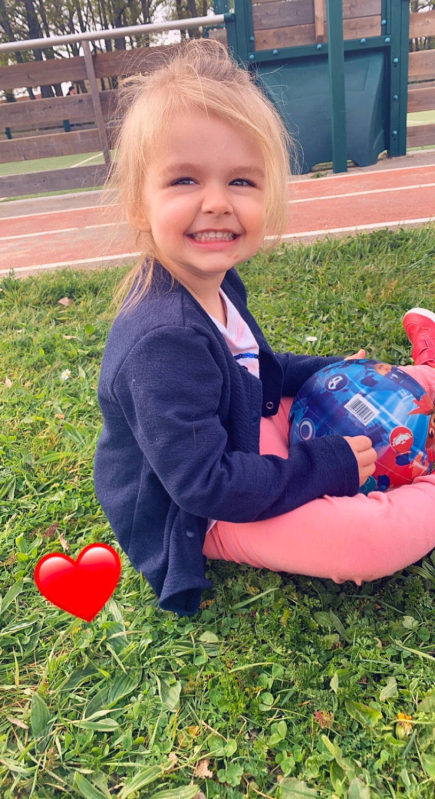 Kélia participe au concours pour gagner de l'argent avec cette photo : baby_toddler_clothing, ball, child, facial_expression, football, fun, grass, happy, joy, lawn, leisure, people, people_in_nature, person, photograph, plant, smile, sports_equipment, summer, toddler