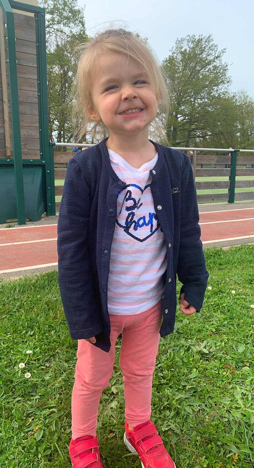 Kélia a rejoint le concours — aidez-le/la à gagner de superbes lots ! child, denim, fun, grass, grass_family, happy, human_body, iris, jacket, joy, leisure, people_in_nature, person, pink, plant, sky, sleeve, smile, standing, street_fashion