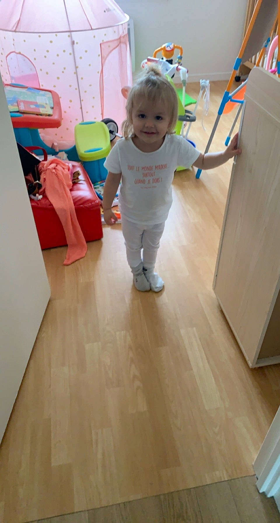 Kelia participe au concours pour gagner de l'argent avec cette photo : baby, baby_toddler_clothing, child, cleanliness, floor, flooring, fun, hardwood, joint, joy, laminate_flooring, person, product, skin, smile, snapshot, standing, toddler, toy, varnish