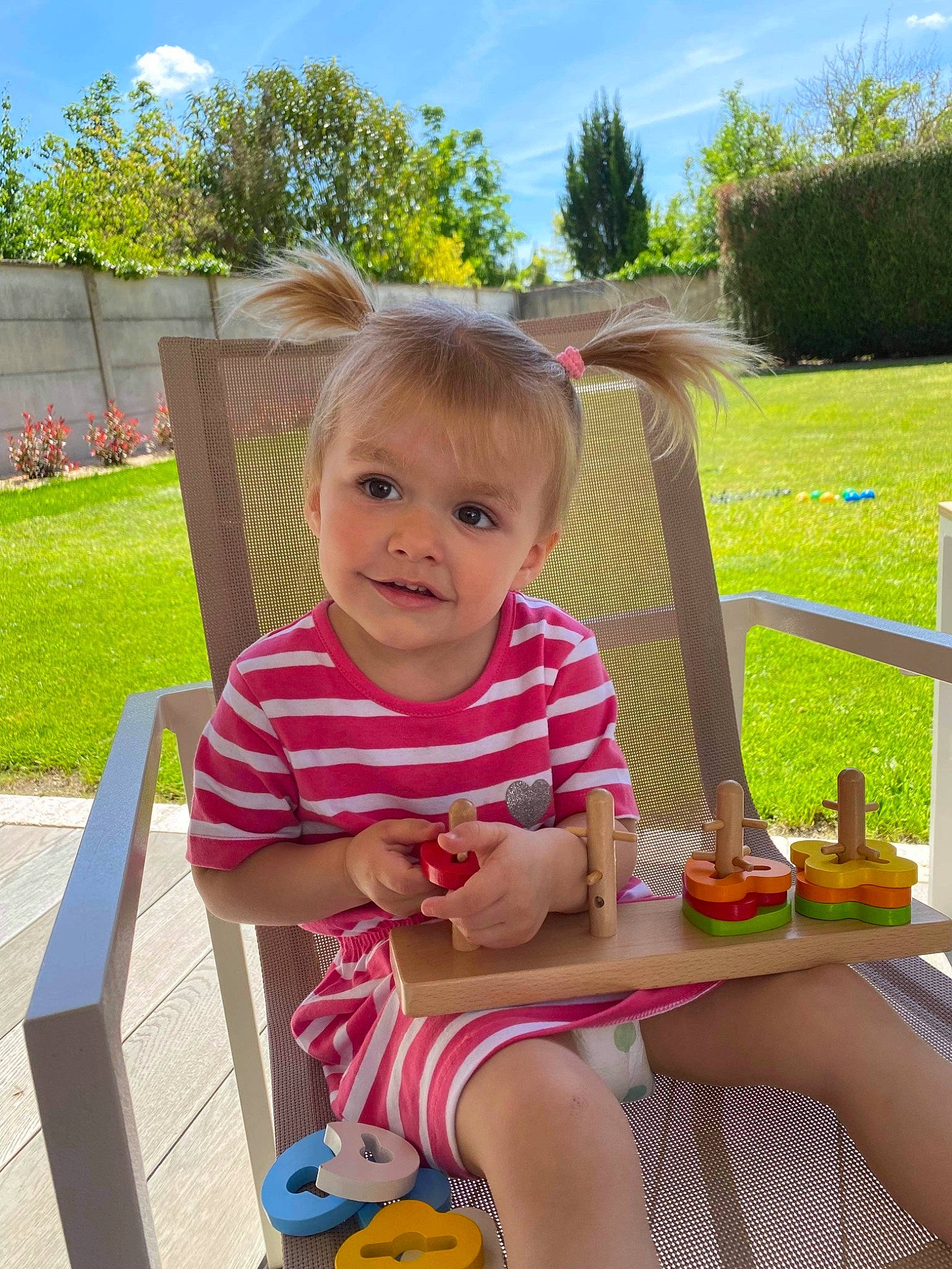 Kelia participe au concours pour gagner de l'argent avec cette photo : baby_toddler_clothing, chair, cloud, fun, grass, happy, lap, leisure, outdoor_furniture, person, plant, recreation, shoe, shorts, sky, smile, summer, thigh, toddler, tree