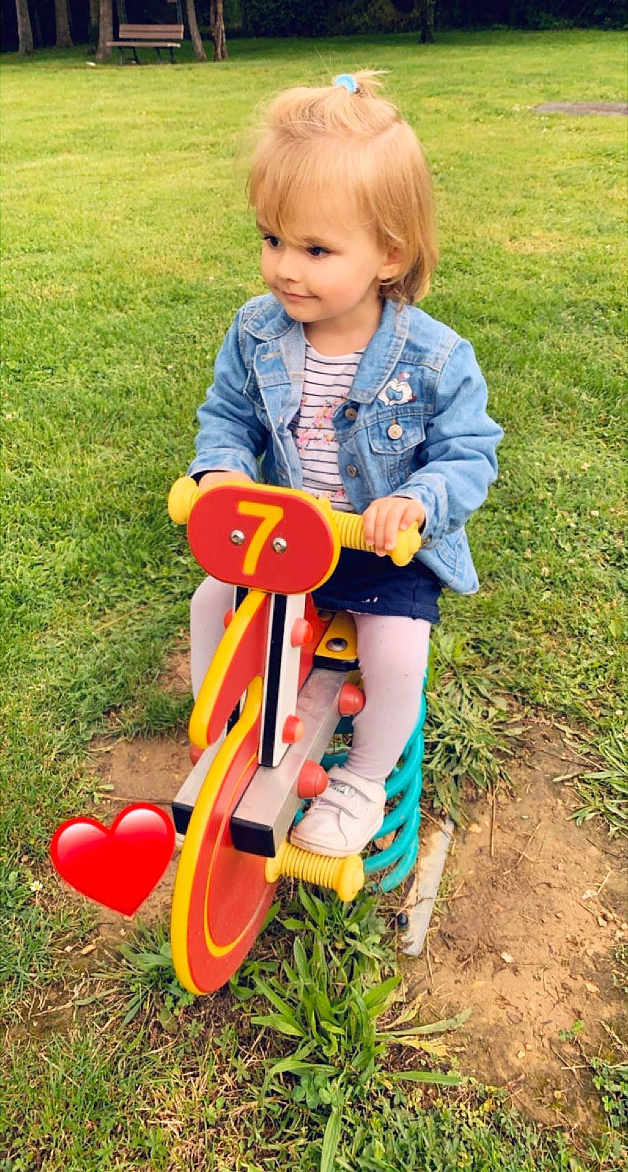 Kelia a rejoint le concours — aidez-le/la à gagner de superbes lots ! baby_toddler_clothing, child, face, fun, grass, grass_family, happy, lawn, leisure, musical_instrument, nature, people_in_nature, person, plant, recreation, riding_toy, summer, tire, toddler, vehicle