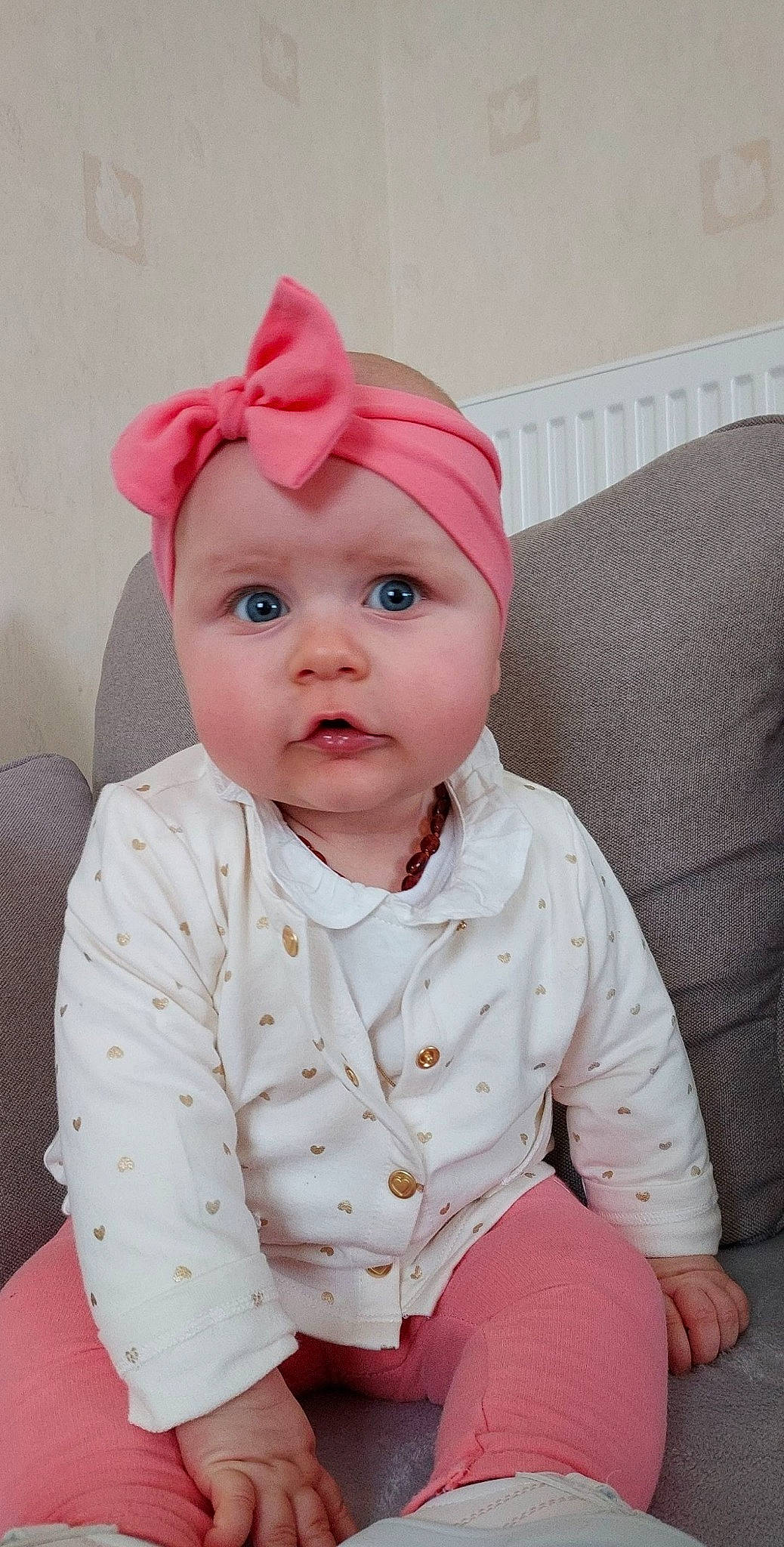 Lou a rejoint le concours — aidez-le/la à gagner de superbes lots ! baby, baby_toddler_clothing, beanie, cap, cheek, collar, comfort, costume_hat, dress, eye, face, fashion_accessory, headwear, iris, lip, pattern, person, pink, skin, sleeve