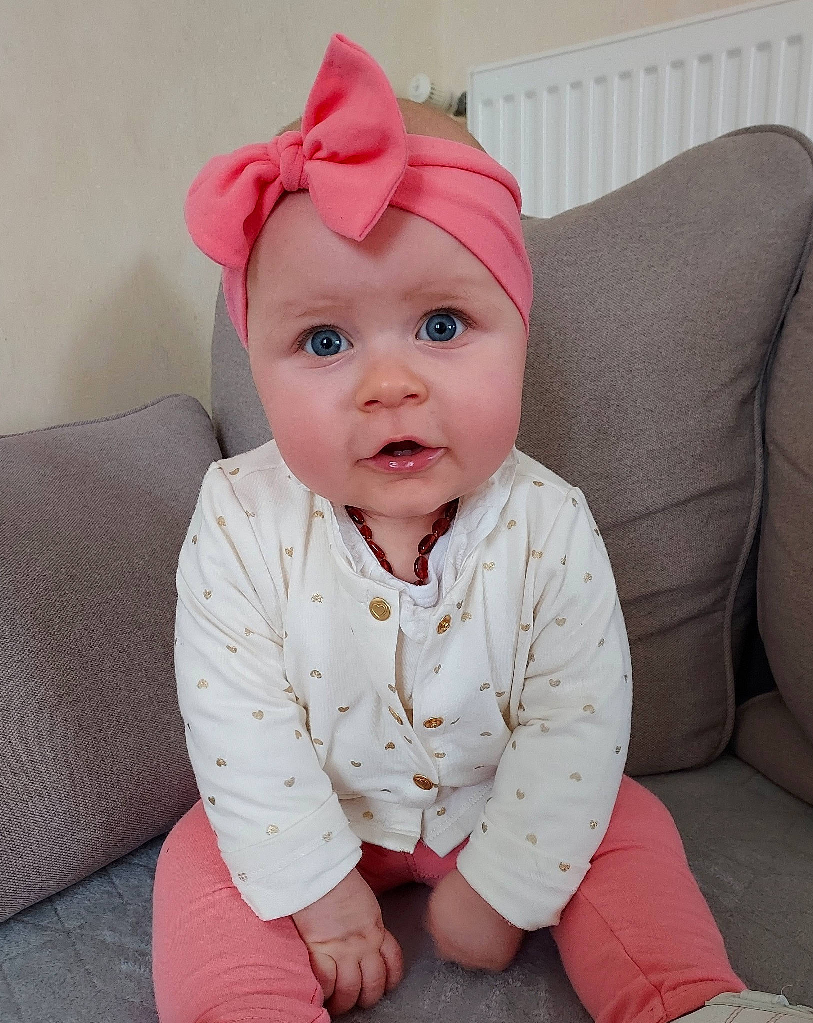 Lou a rejoint le concours — aidez-le/la à gagner de superbes lots ! baby, baby_toddler_clothing, cap, cheek, collar, comfort, costume_hat, eye, eyebrow, happy, head, headband, headpiece, headwear, human_body, iris, lip, person, pink, sleeve