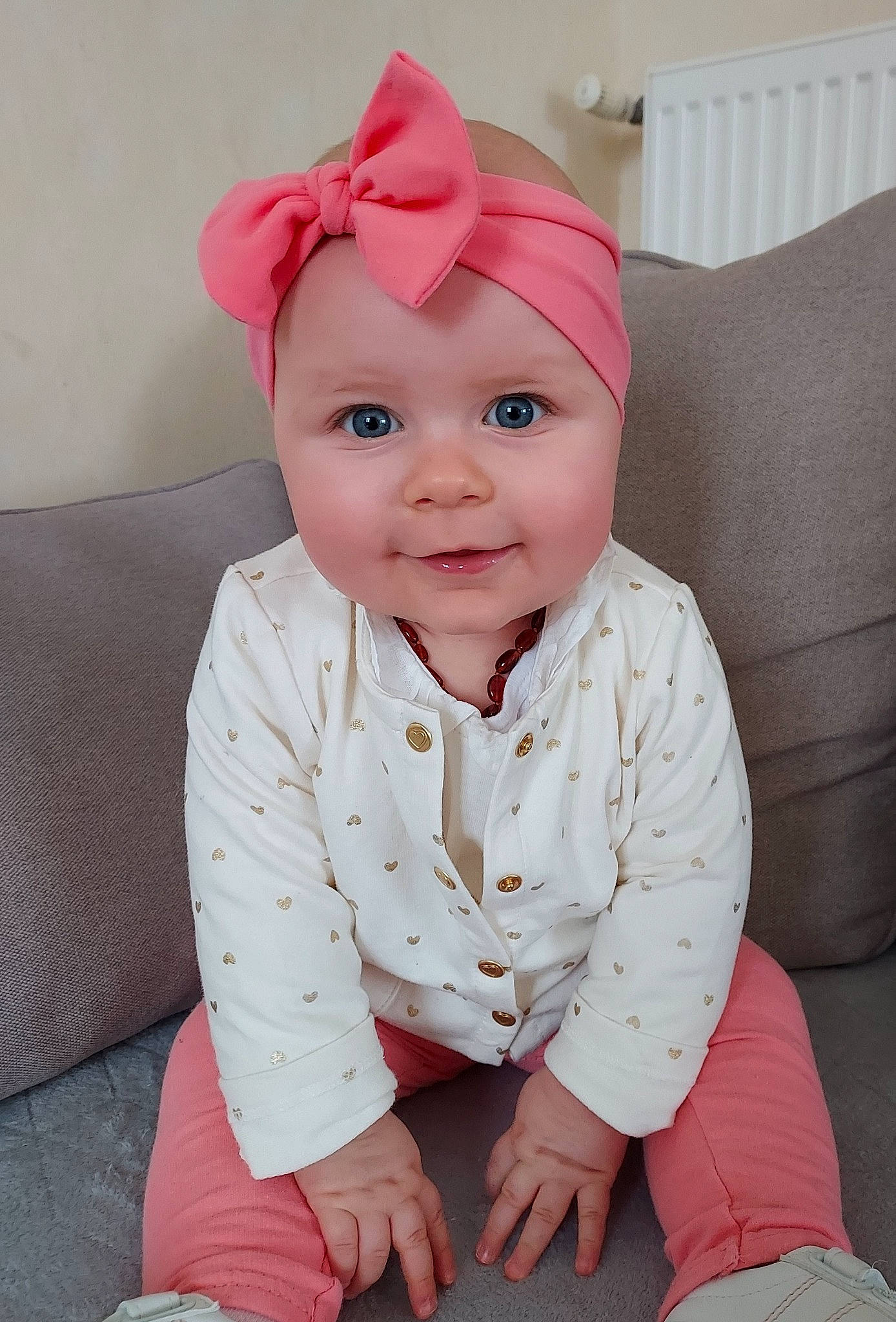 Lou participe au concours pour gagner de l'argent avec cette photo : baby, baby_toddler_clothing, cheek, child, comfort, costume, costume_accessory, couch, ear, eye, headwear, human_body, lip, living_room, mouth, nose, peach, person, pink, sitting