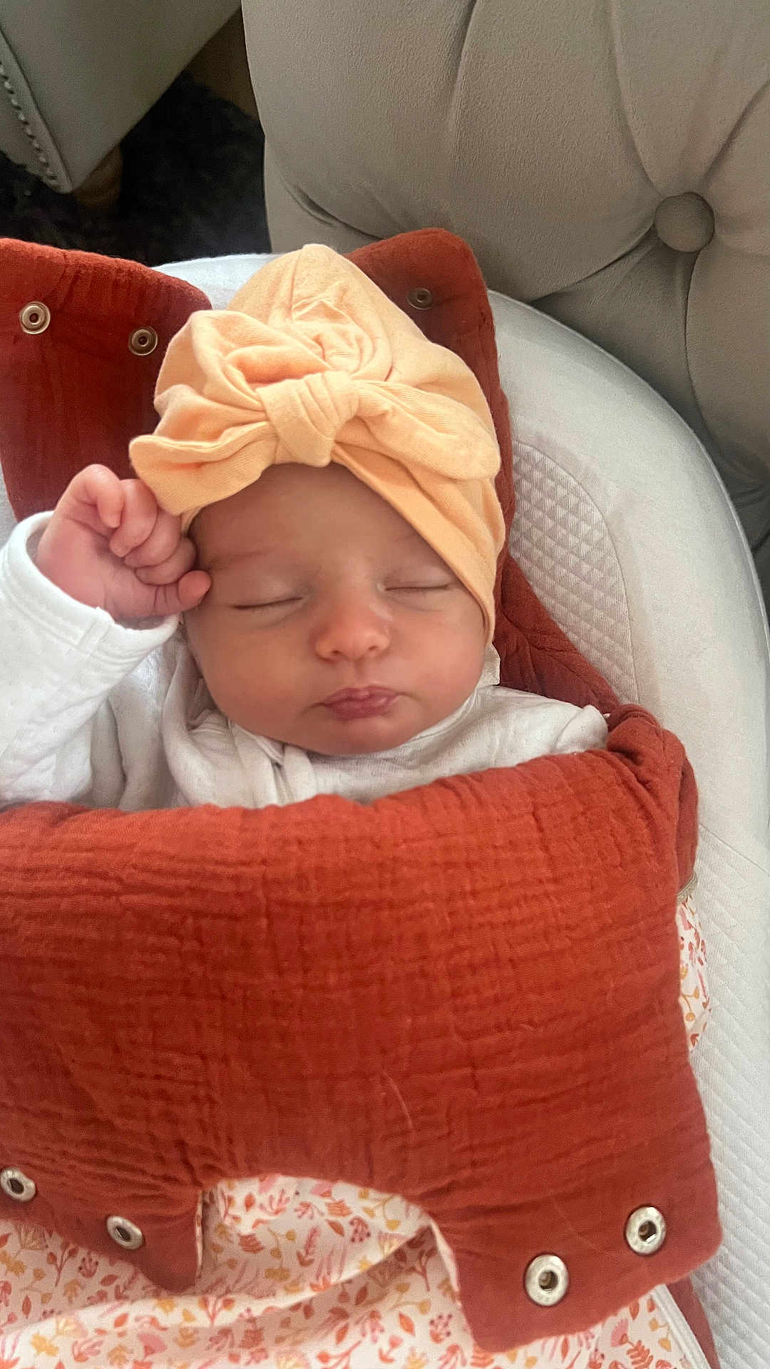 Kataléya a rejoint le concours — aidez-le/la à gagner de superbes lots ! baby, sleeping, blanket, bow, hat, infant, cozy, wrapped, cute, peaceful, white_clothing, fabric, chair, indoors, headwear, person, soft_texture, resting, small_hands, nap