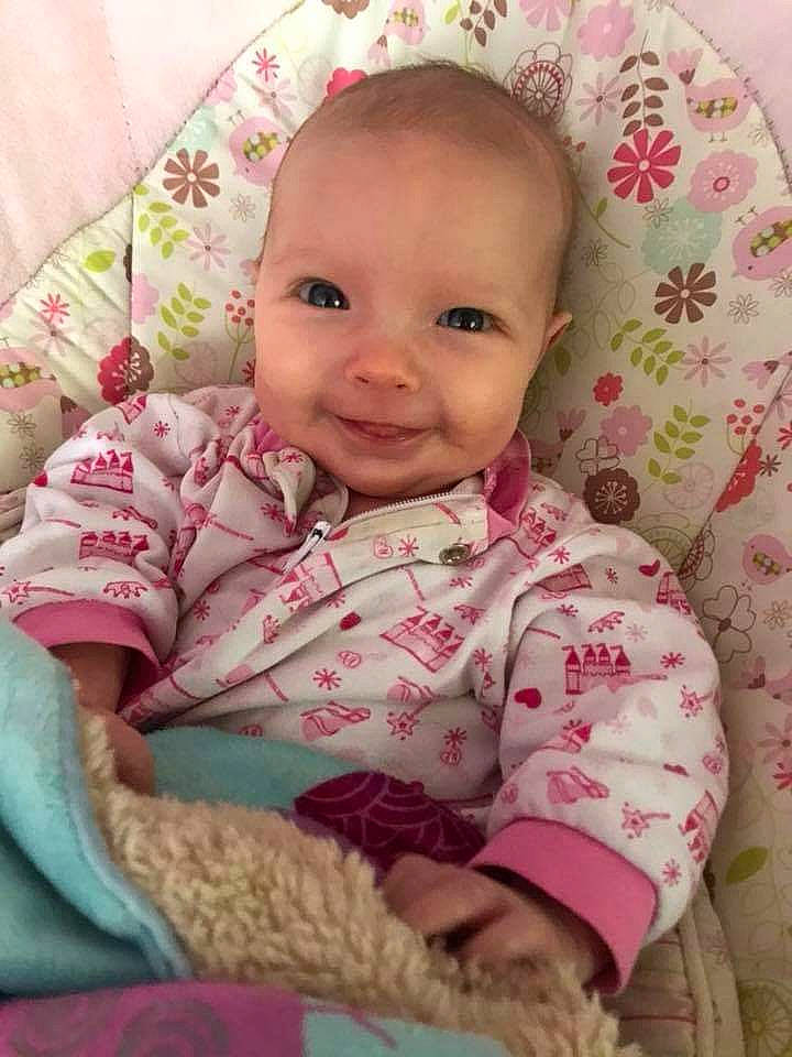 Bethany a rejoint le concours — aidez-le/la à gagner de superbes lots ! baby, bedding, cheek, child, eye, face, head, iris, linens, lip, mouth, nap_mat, nose, person, pink, product, skin, smile, textile, toddler