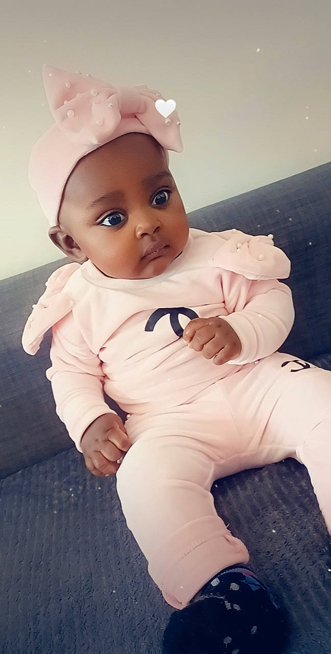 Asmaou participe au concours pour gagner de l'argent avec cette photo : baby, baby_toddler_clothing, cheek, child, comfort, eye, finger, flash_photography, gesture, hand, happy, hat, head, headgear, human_leg, person, pink, skin, sleeve, toddler