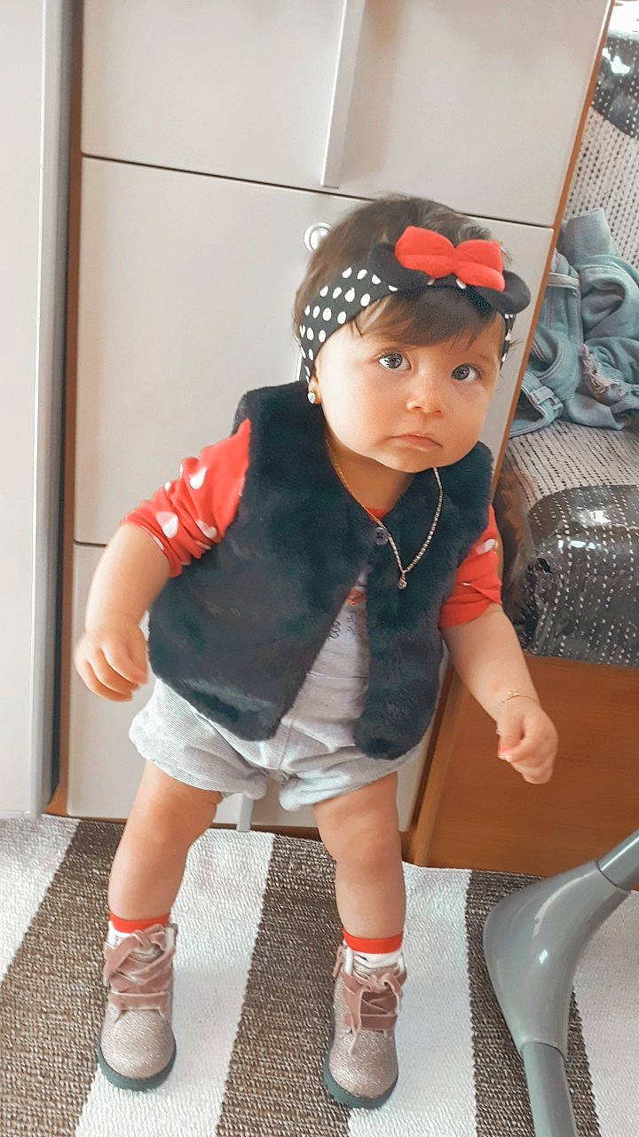 Dayana participe au concours pour gagner de l'argent avec cette photo : child, child_model, costume, fashion_accessory, footwear, headwear, human_leg, knee, leg, person, shoe, thigh, toddler