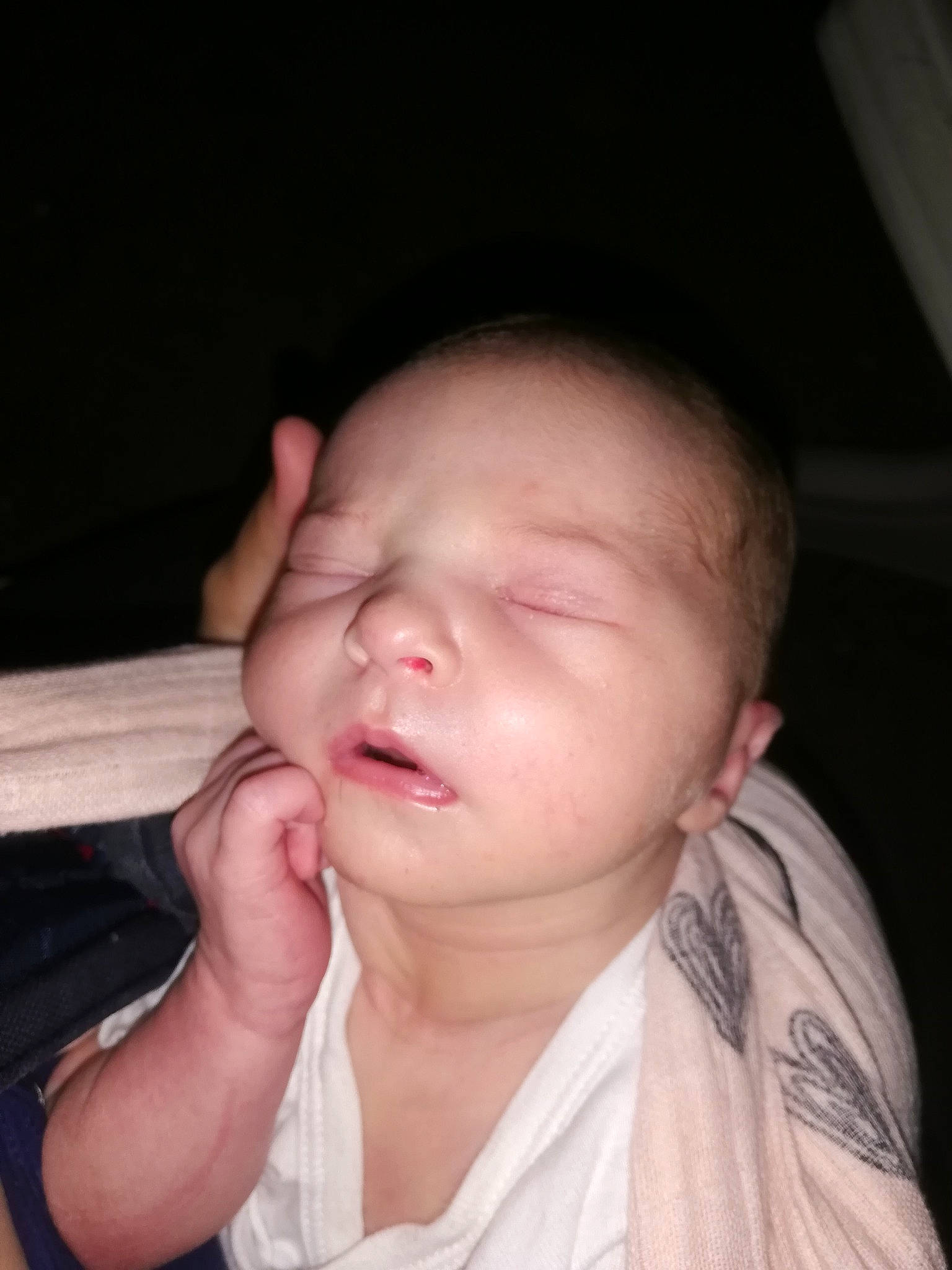 Maywenn a rejoint le concours — aidez-le/la à gagner de superbes lots ! baby, cheek, child, chin, ear, eye, face, facial_expression, finger, forehead, hand, head, lip, mouth, neck, nose, person, skin, sleep, smile