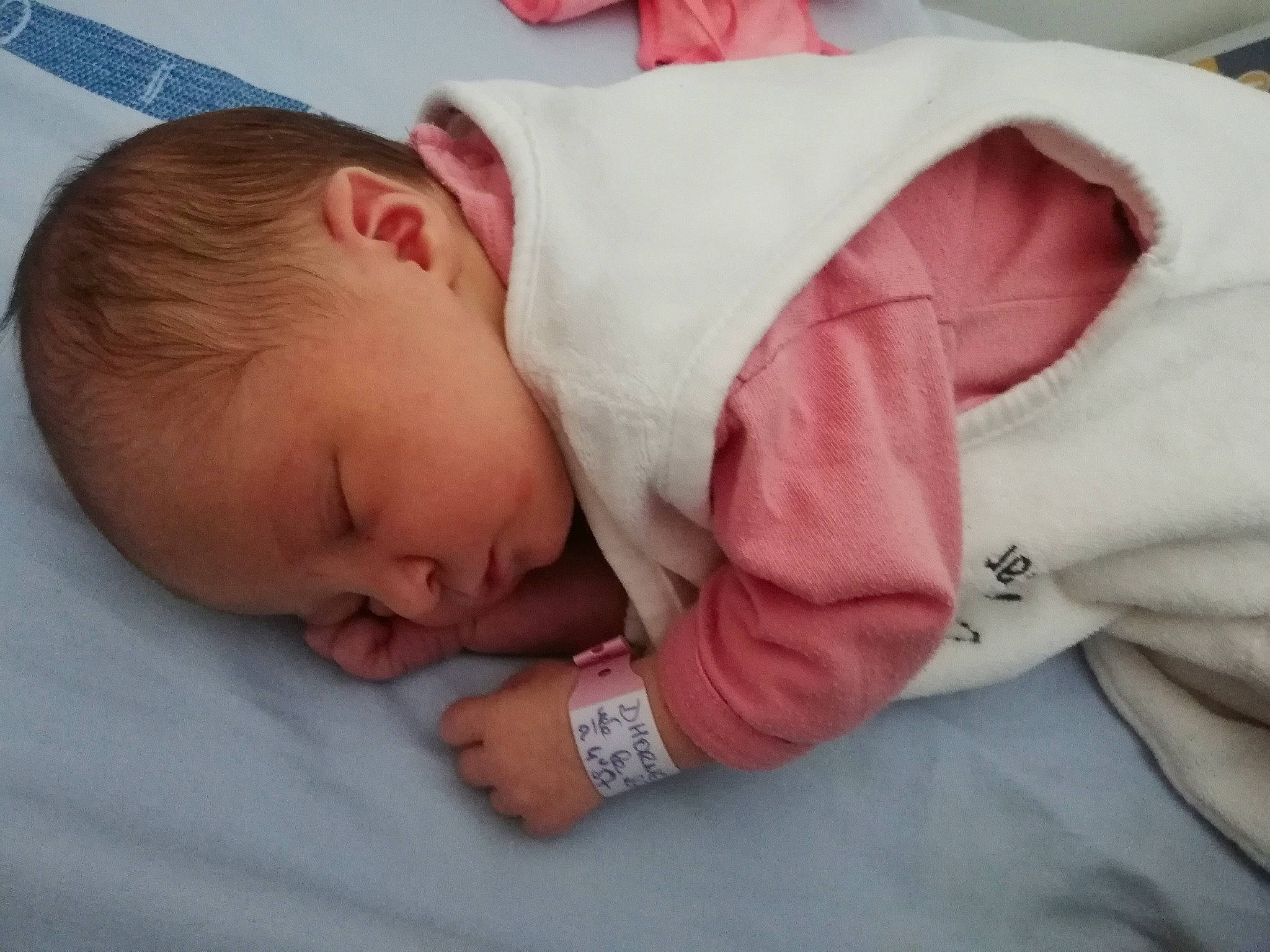 Maywenn participe au concours pour gagner de l'argent avec cette photo : baby, baby_sleeping, bedtime, birth, cheek, child, childbirth, finger, hand, nap, person, skin, sleep, toddler