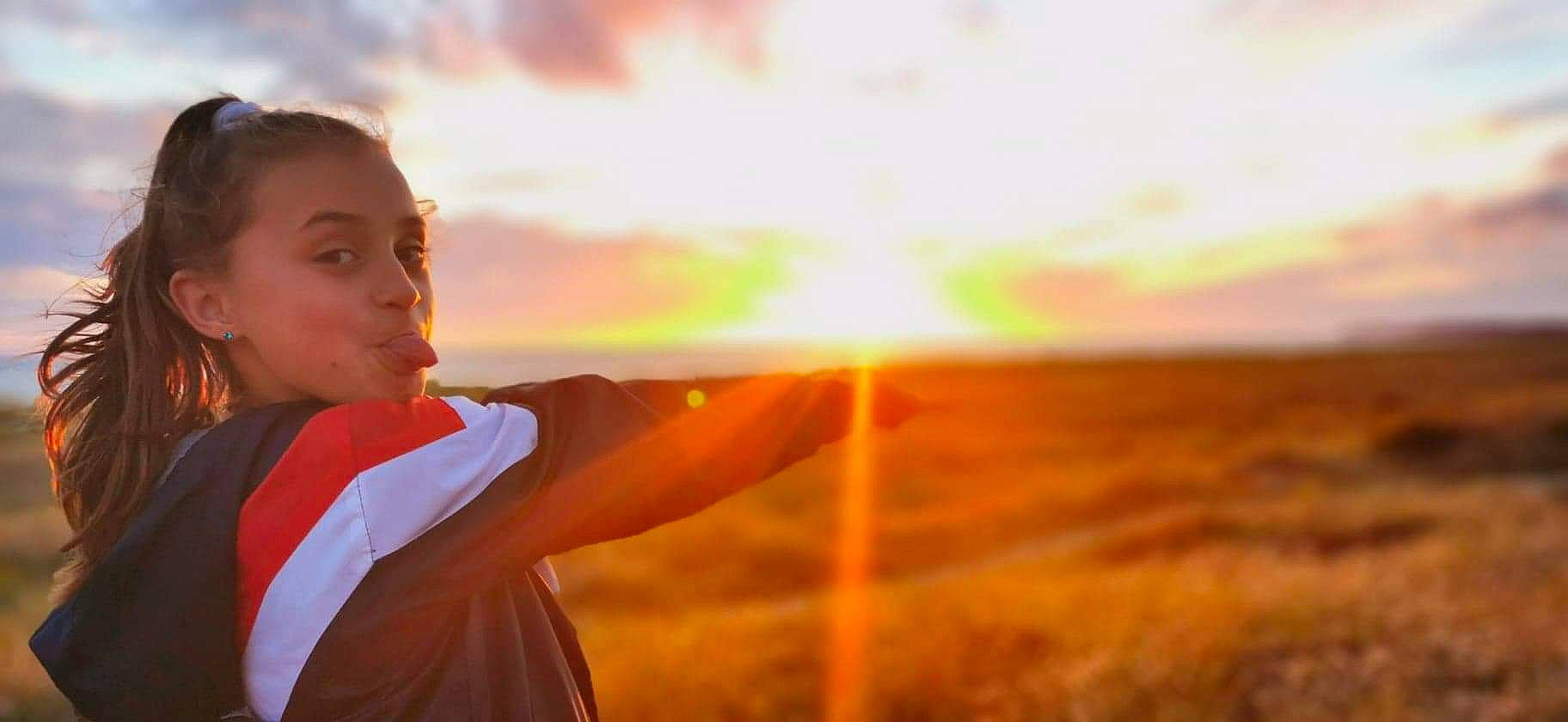 Lylou participe au concours pour gagner de l'argent avec cette photo : backlighting, cloud, dawn, evening, fun, happy, heat, landscape, lens_flare, light, morning, people_in_nature, person, photograph, photography, sky, sun, sunlight, sunrise, sunset