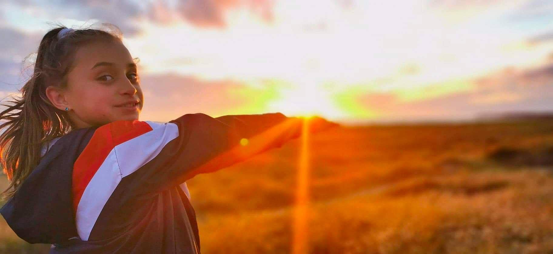 Lylou participe au concours pour gagner de l'argent avec cette photo : backlighting, child, cloud, daydream, evening, fun, grassland, happy, landscape, light, morning, people_in_nature, person, photography, portrait, sky, smile, stock_photography, sunlight, sunset