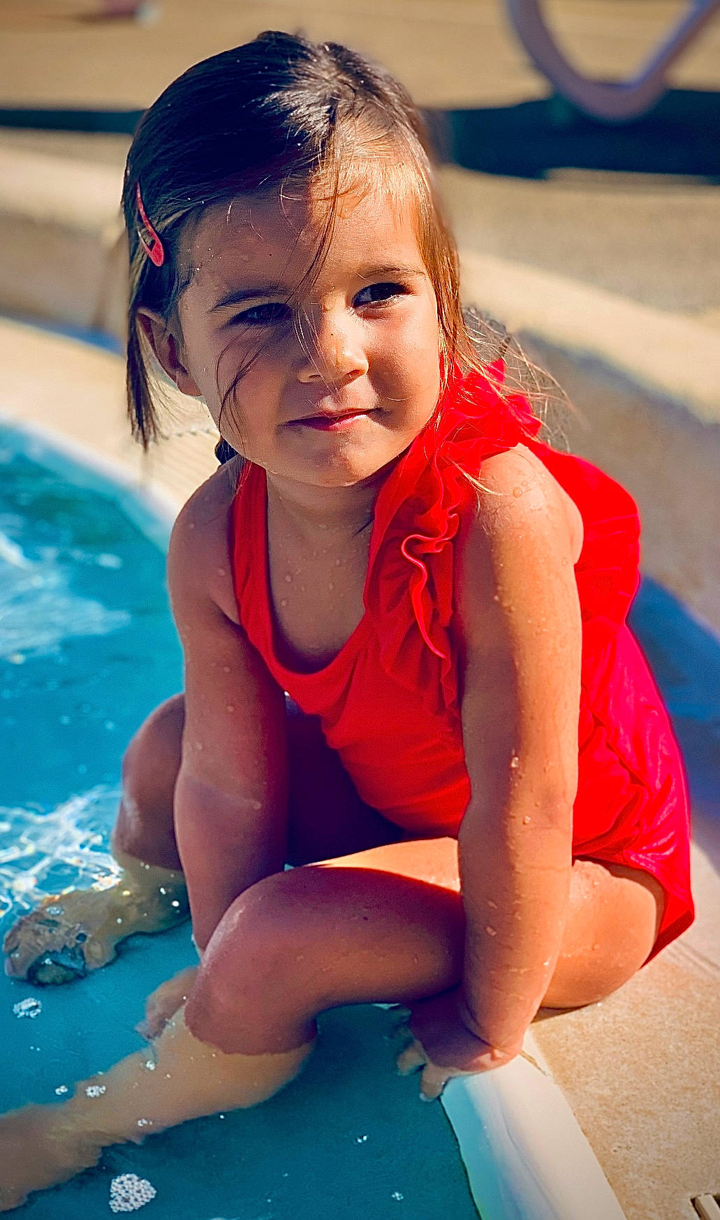 Giulia a rejoint le concours — aidez-le/la à gagner de superbes lots ! bathing, blue, chest, child, facial_expression, fun, hairstyle, happy, human_leg, leisure, person, personal_protective_equipment, play, recreation, sitting, swimming_pool, swimwear, thigh, toddler, water