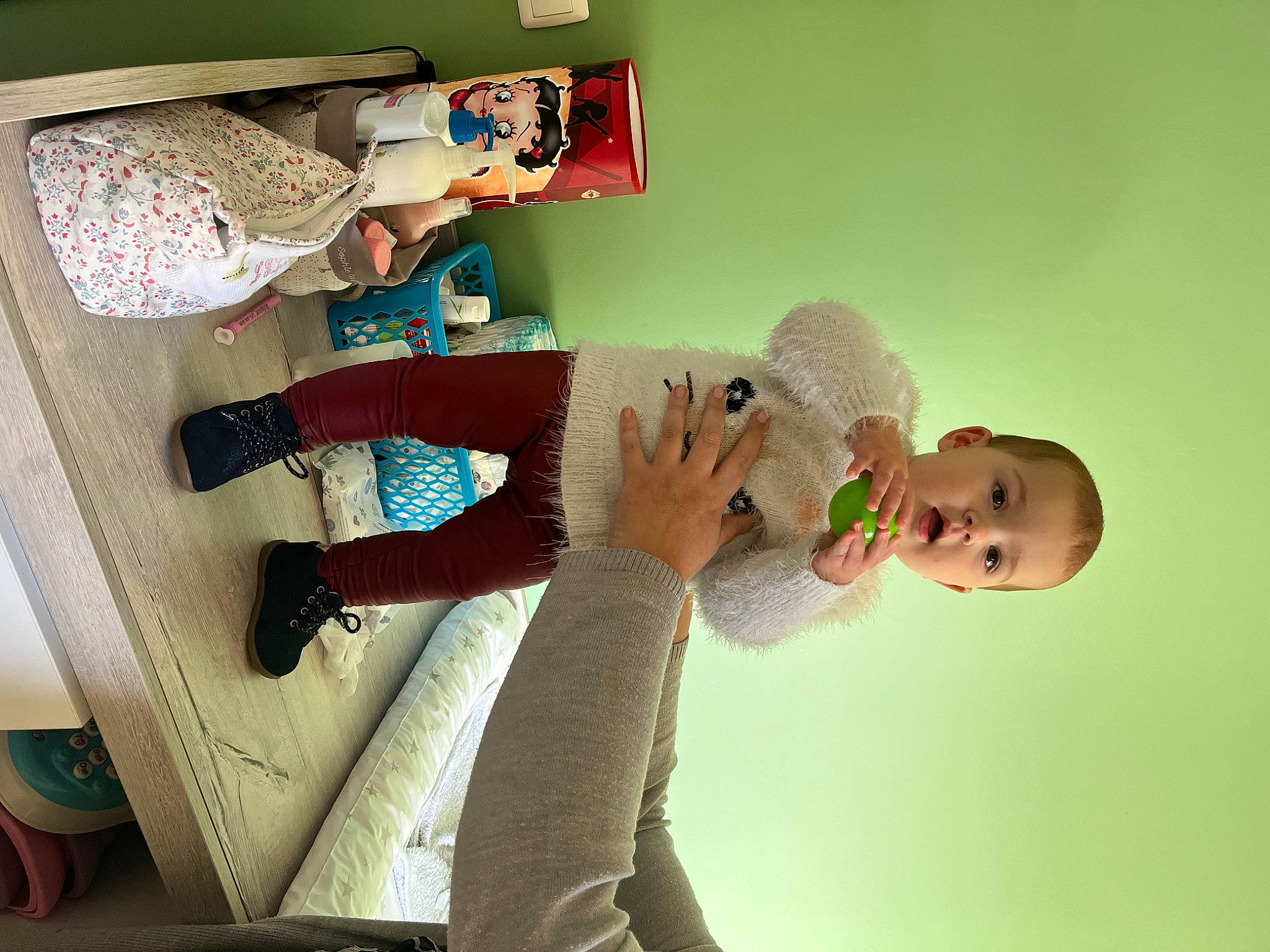 Lelya participe au concours pour gagner de l'argent avec cette photo : baby, child, comfort, elbow, finger, fun, gesture, happy, human_leg, knee, nail, person, play, room, sitting, stuffed_toy, surprise, thigh, thumb, toddler