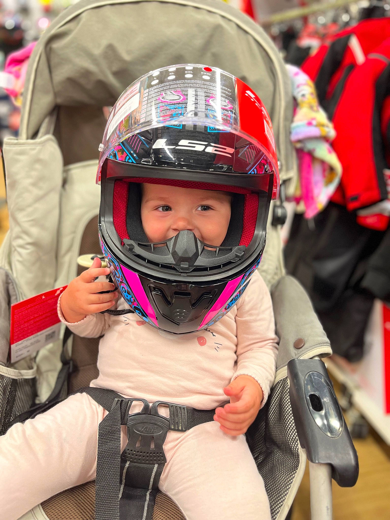 Lelya participe au concours pour gagner de l'argent avec cette photo : child, costume, emergency_service, engineering, event, eyewear, fashion_accessory, fictional_character, fun, glove, headgear, headwear, helmet, motorcycle_helmet, person, personal_protective_equipment, recreation, service, sports_equipment, sports_gear