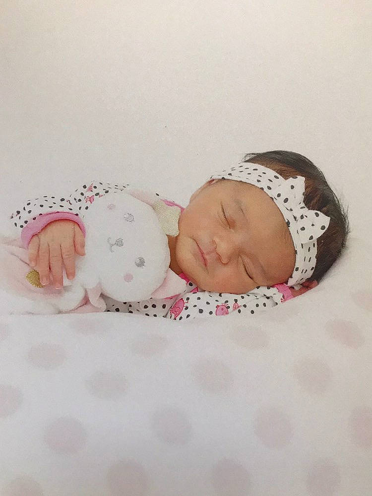 Célia participe au concours pour gagner de l'argent avec cette photo : baby, baby_sleeping, baby_toddler_clothing, bedtime, child, fashion_accessory, hair_accessory, headgear, headwear, pattern, person, photography, pink, skin, toddler