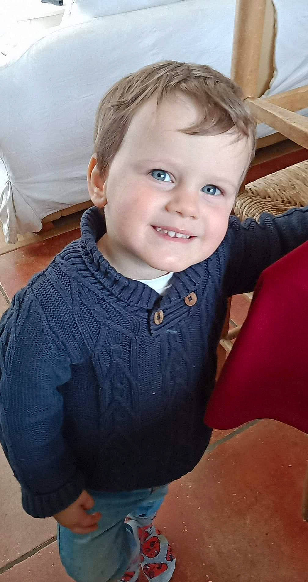 Steeven a rejoint le concours — aidez-le/la à gagner de superbes lots ! arm, blond, cheek, child, child_model, chin, eye, face, facial_expression, hair, hairstyle, happy, head, iris, joy, nose, outerwear, person, sitting, skin