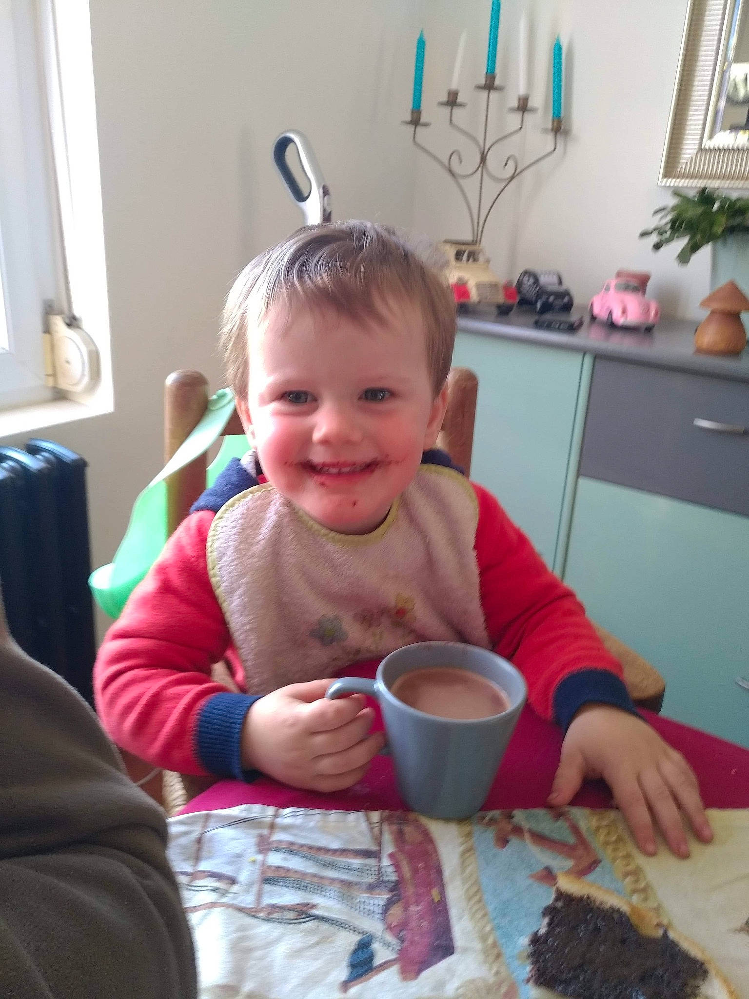 Steeven participe au concours pour gagner de l'argent avec cette photo : baby, breakfast, child, cuisine, eating, food, joy, meal, person, play, sitting, toddler