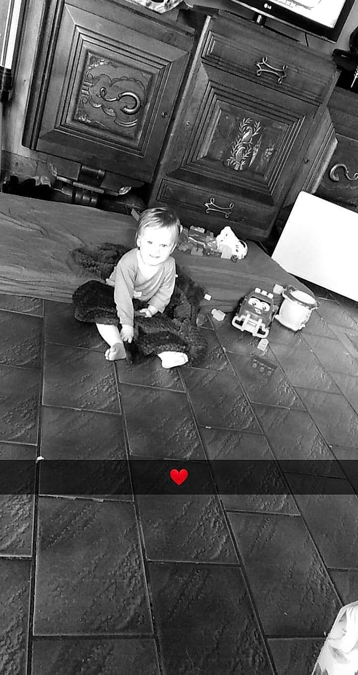 Steeven a rejoint le concours — aidez-le/la à gagner de superbes lots ! black, black_and_white, floor, flooring, monochrome, person, photograph, photography, snapshot, style