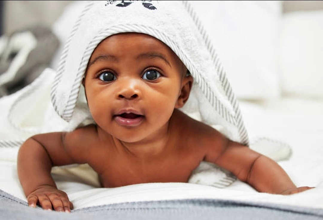 Shuraïm a rejoint le concours — aidez-le/la à gagner de superbes lots ! baby, infant, towel, bed, cute, child, skin, face, eyes, hands, blanket, lying_down, indoors, portrait, young, person, expression, comfort, soft, rest