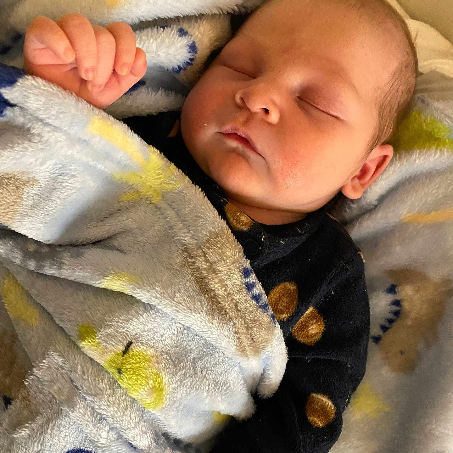 Austa is registered to the contest to win money with this photo: baby, blanket, bodypart, face, finger, hand, head, newborn, person, photography, portrait, quilt, sleeping, towel