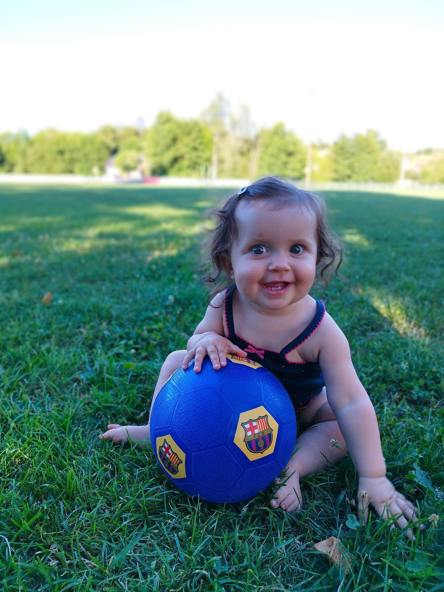 Zélie a rejoint le concours — aidez-le/la à gagner de superbes lots ! ball, child, football, fun, grass, grass_family, hand, happy, joy, leisure, meadow, people_in_nature, person, plant, playing_with_kids, recreation, sky, smile, soccer_ball, sports_equipment