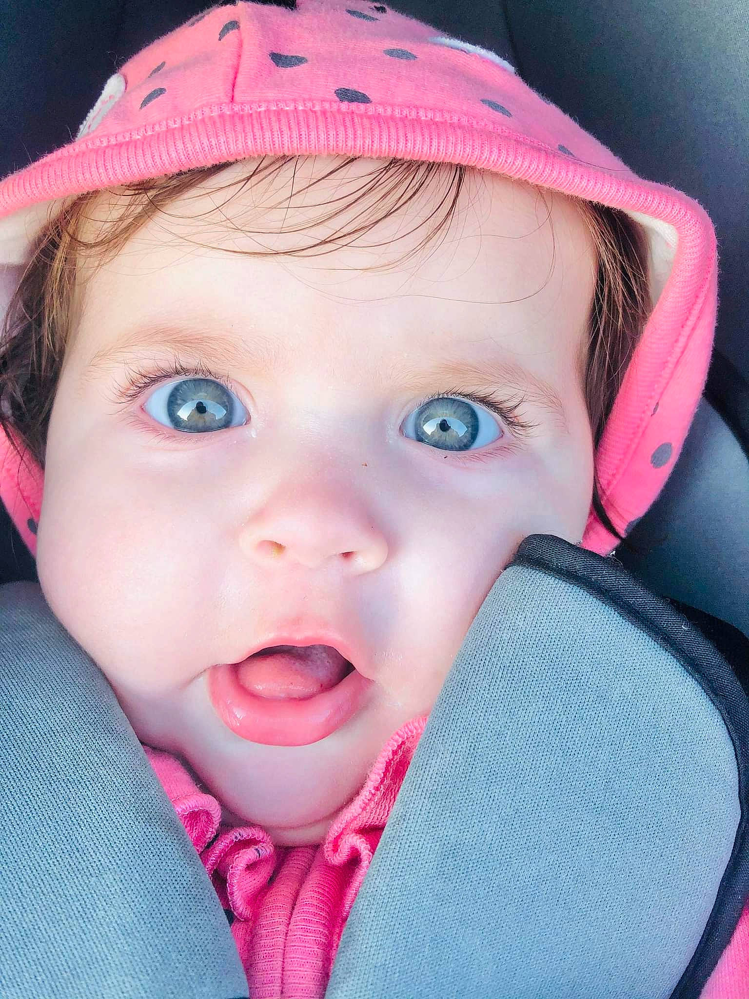 Zélie a rejoint le concours — aidez-le/la à gagner de superbes lots ! baby, baby_toddler_clothing, cap, cheek, child, chin, eyebrow, eyelash, facial_expression, happy, headgear, headwear, iris, lip, magenta, mouth, nose, person, pink, red