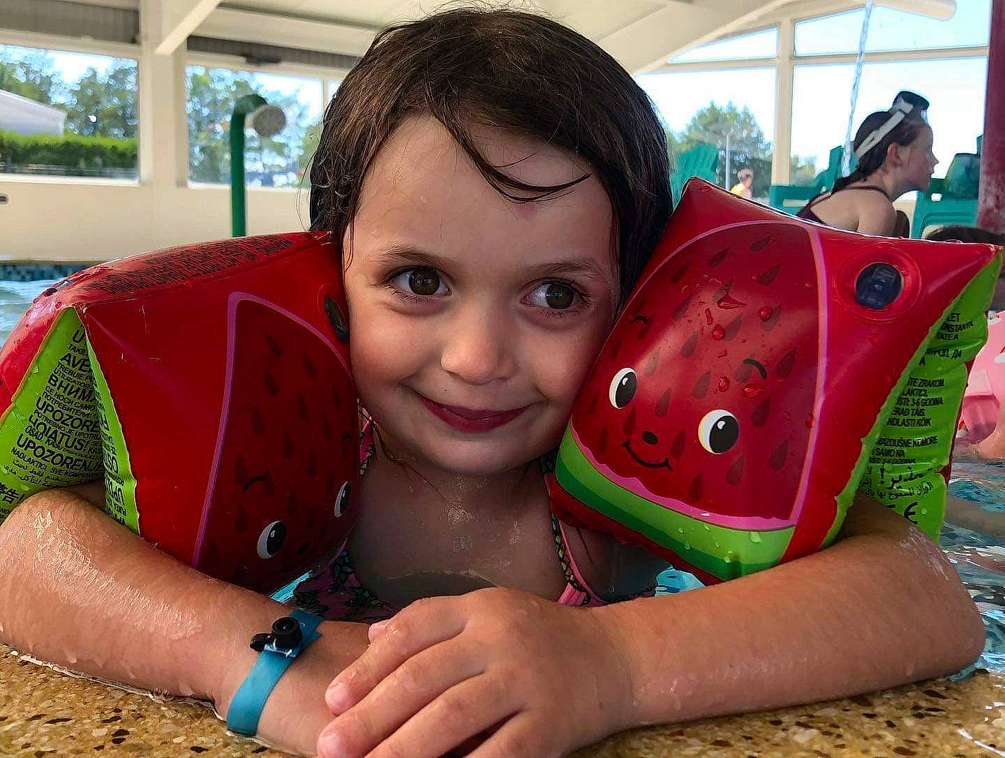 Myah a rejoint le concours — aidez-le/la à gagner de superbes lots ! carmine, child, cool, finger, fun, grass, happy, jewellery, joy, leisure, mouth, nail, people, person, pink, play, recreation, red, smile, toddler