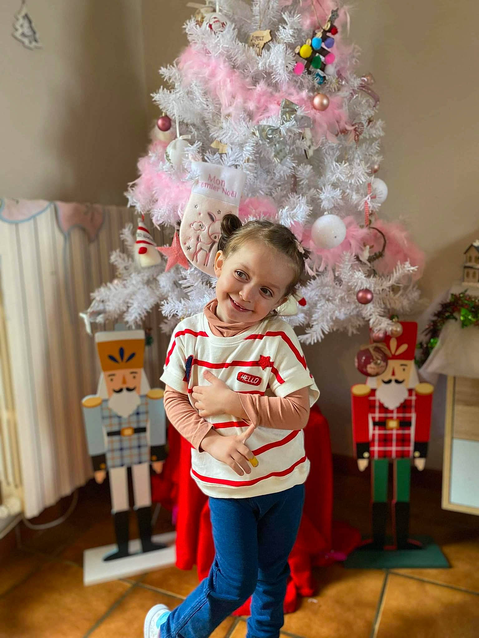 Myah participe au concours pour gagner de l'argent avec cette photo : child, christmas, christmas_decoration, christmas_eve, christmas_ornament, christmas_tree, curtain, decoration, event, happy, holiday, holiday_ornament, joy, ornament, person, plant, smile, snapshot, toddler, tree