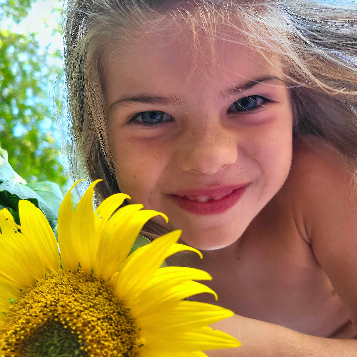 Emma participe au concours pour gagner de l'argent avec cette photo : bodypart, child, daisy, face, female, finger, flower, flowerarrangement, flowerbouquet, girl, hand, happy, head, person, petal, photography, plant, portrait, smile, sunflower
