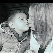 Tiago a rejoint le concours — aidez-le/la à gagner de superbes lots ! adult, affection, black_and_white, child, close_up, cute, face, family, happy, intimate, kiss, love, outdoor, person, portrait, puffer_jacket, scarf, tender_moment, warm_clothing, winter