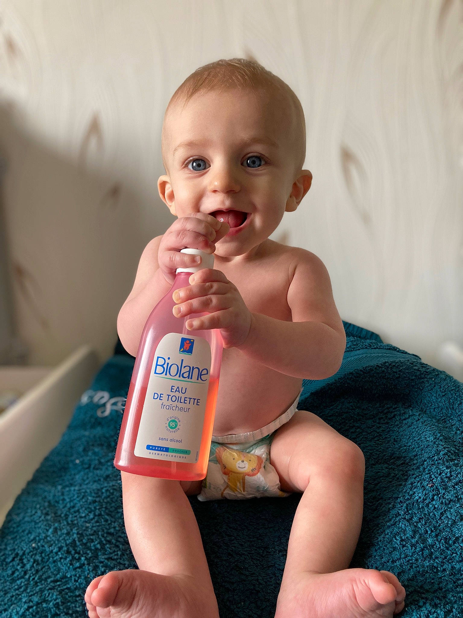 Sasha participe au concours pour gagner de l'argent avec cette photo : baby, baby_grabbing_for_something, bottle, cheek, elbow, eye, facial_expression, finger, gesture, human_body, iris, joint, leg, muscle, nail, person, skin, smile, stomach, thigh
