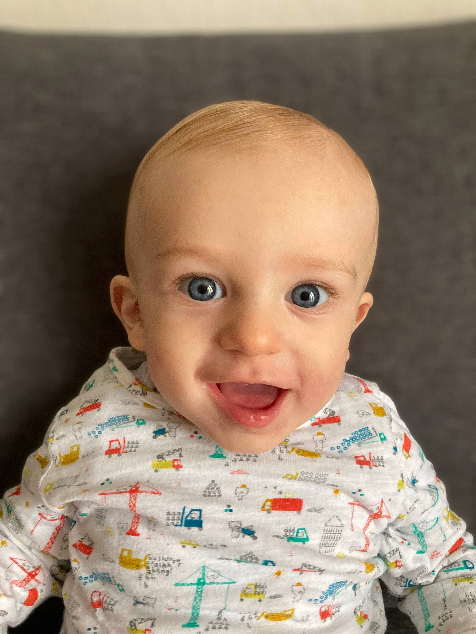 Sasha participe au concours pour gagner de l'argent avec cette photo : baby, baby_toddler_clothing, cheek, child, clothing, collar, eye, eyebrow, fun, happy, head, iris, lip, mouth, nose, person, sitting, skin, sleeve, smile