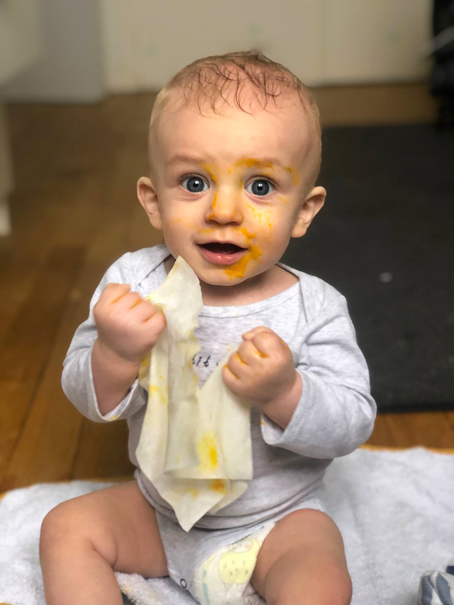 Sasha a rejoint le concours — aidez-le/la à gagner de superbes lots ! baby, baby_toddler_clothing, cheek, chin, dress, eye, finger, gesture, happy, human_body, iris, leg, lip, mammal, mouth, nose, person, skin, sleeve, smile