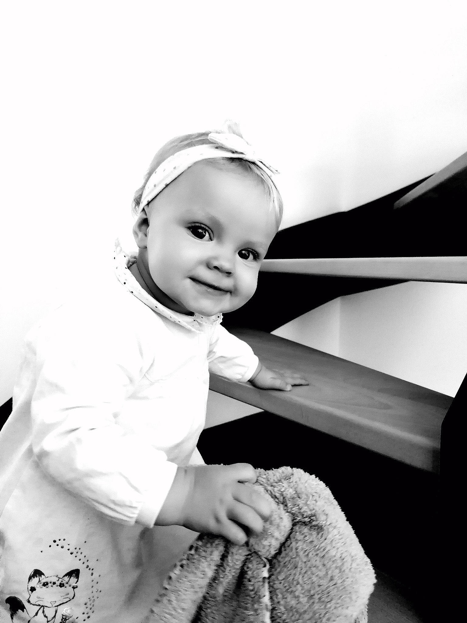 Juliette a rejoint le concours — aidez-le/la à gagner de superbes lots ! baby, baby_toddler_clothing, black_and_white, child, fashion_accessory, flash_photography, fun, gesture, happy, joy, mammal, monochrome, monochrome_photography, person, portrait_photography, sitting, sky, sleeve, smile, stock_photography