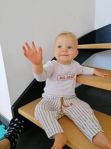 Juliette a rejoint le concours — aidez-le/la à gagner de superbes lots ! baby_toddler_clothing, comfort, elbow, facial_expression, finger, foot, gesture, happy, joint, joy, knee, leg, neck, person, sleeve, t_shirt, thigh, thumb, toddler, trunk