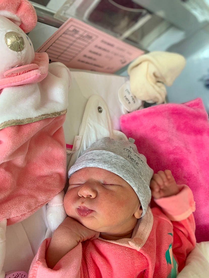 Inaya participe au concours pour gagner de l'argent avec cette photo : baby, baby_products, baby_sleeping, baby_toddler_clothing, bedtime, cheek, child, comfort, happy, headgear, headwear, linens, magenta, mouth, nose, person, pink, room, skin, textile