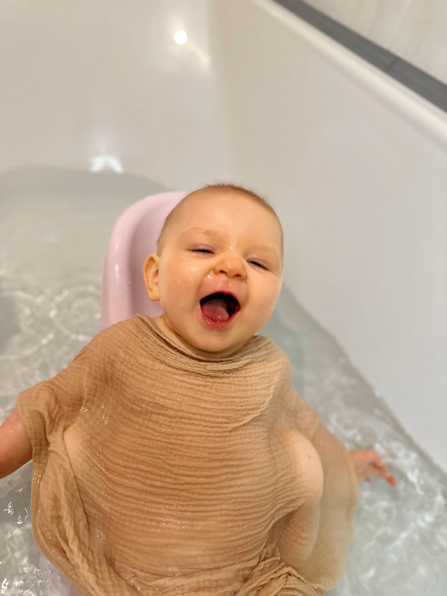 Inaya a rejoint le concours — aidez-le/la à gagner de superbes lots ! baby, baby_toddler_clothing, bathing, bathroom, bathtub, cheek, child, eye, fun, gesture, happy, leisure, person, plumbing, plumbing_fixture, skin, sleeve, smile, toddler, water