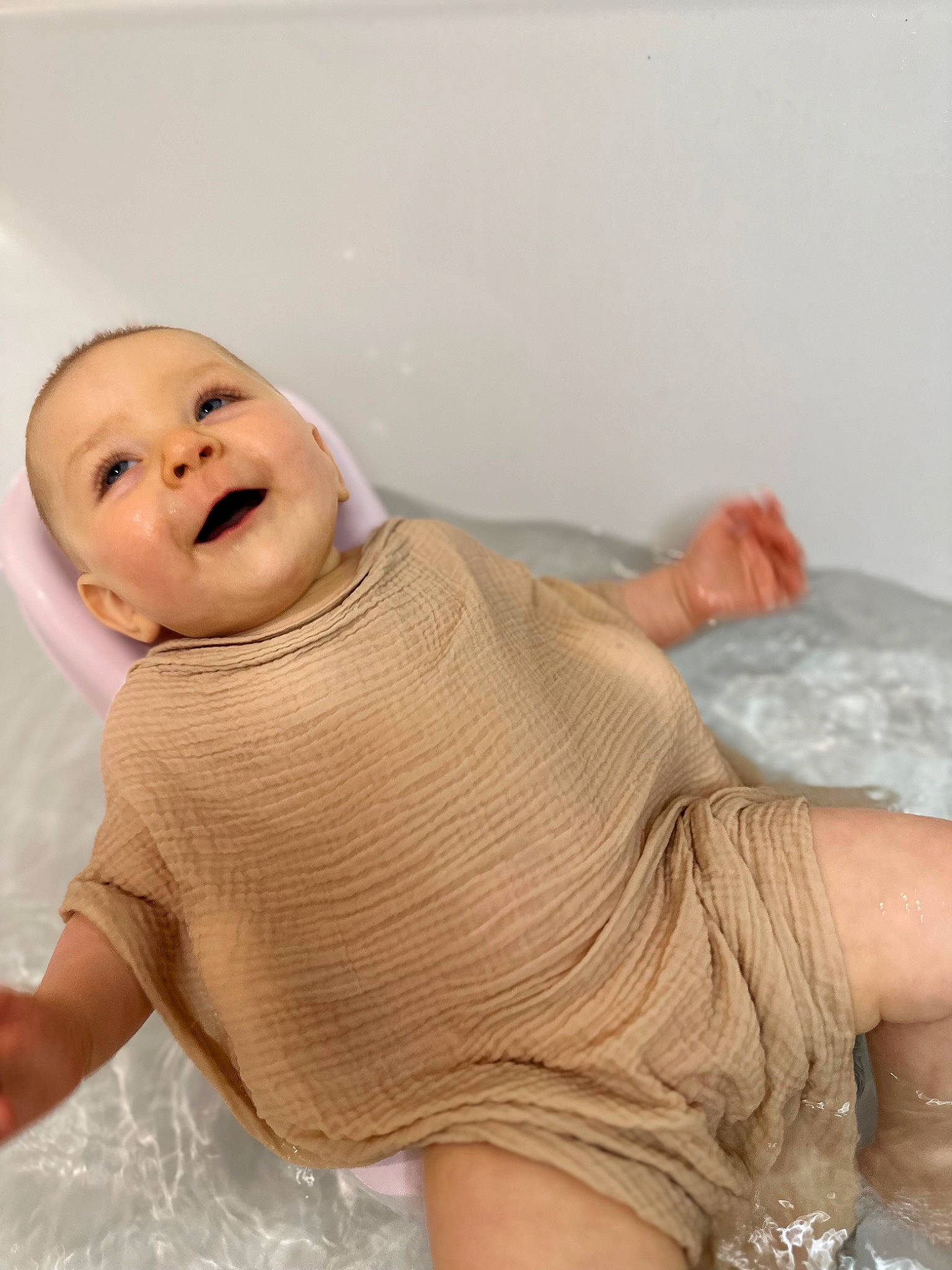 Inaya a rejoint le concours — aidez-le/la à gagner de superbes lots ! abdomen, baby_toddler_clothing, chest, comfort, elbow, finger, gesture, happy, human_body, human_leg, knee, neck, person, shoulder, sitting, sleeve, smile, textile, thigh, trunk