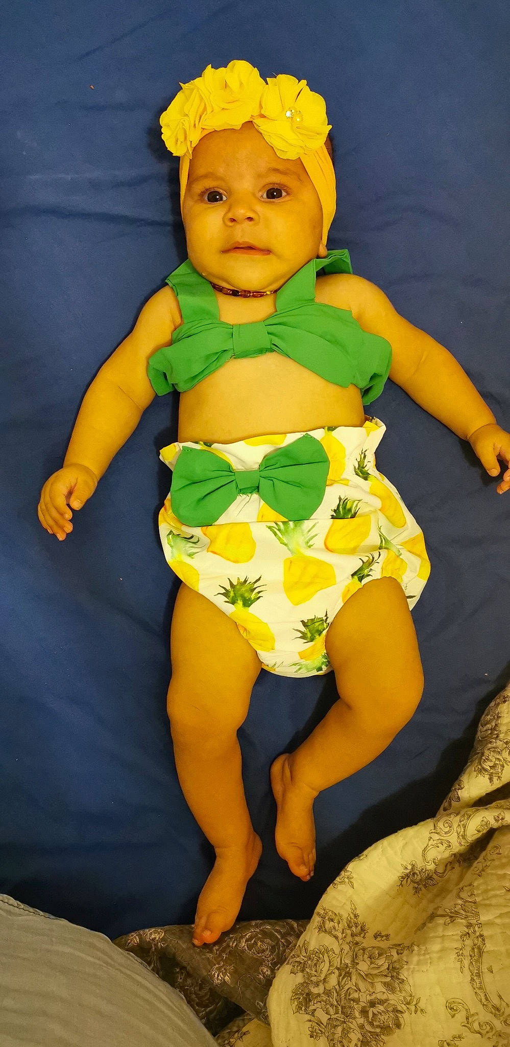 Giovanna participe au concours pour gagner de l'argent avec cette photo : abdomen, baby, baby_products, baby_toddler_clothing, barefoot, eye, face, fictional_character, fun, happy, headwear, human_body, human_leg, pattern, person, personal_protective_equipment, sitting, sleeve, stuffed_toy, thigh