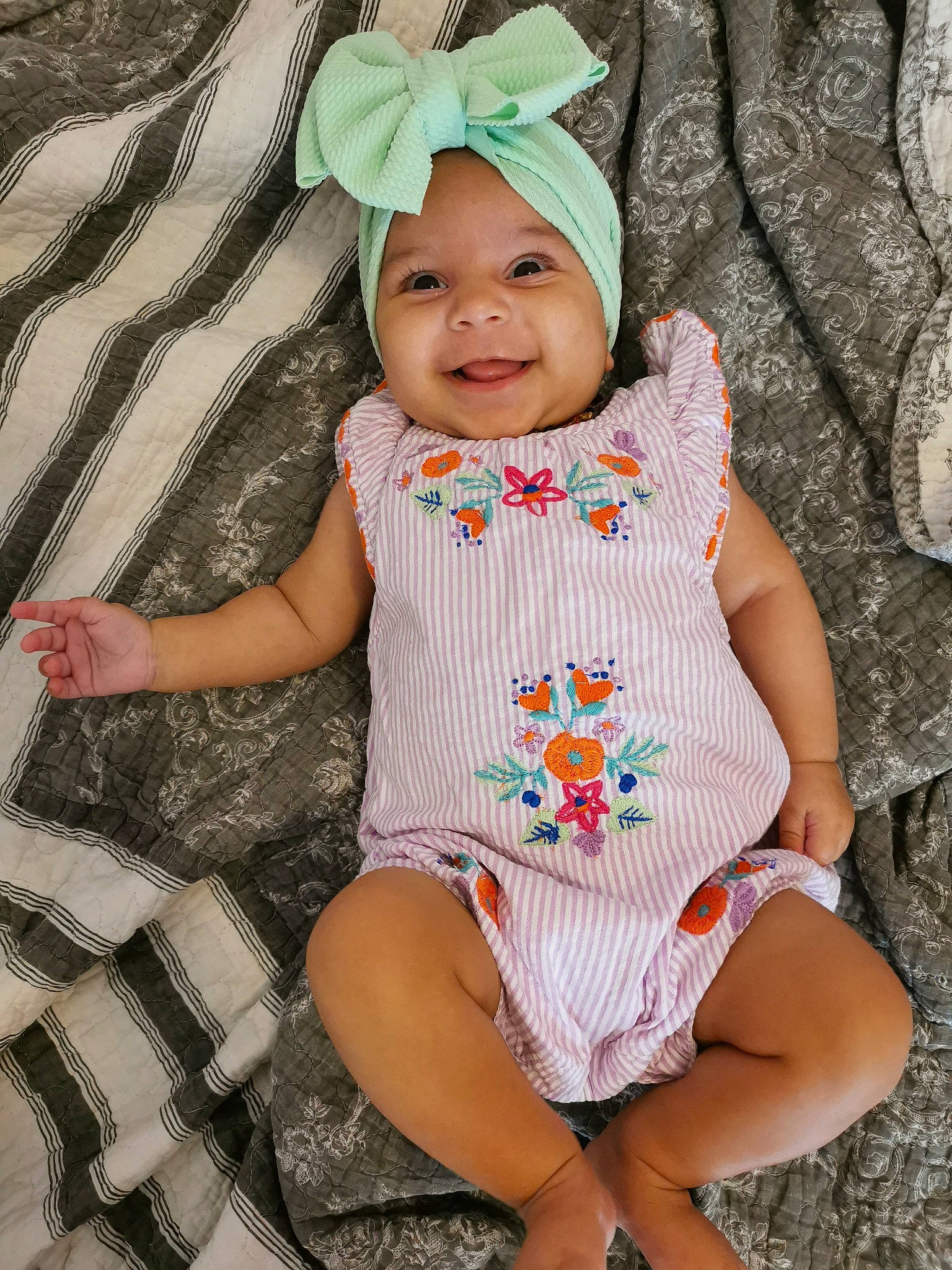 Giovanna participe au concours pour gagner de l'argent avec cette photo : baby, baby_toddler_clothing, child, eye, face, facial_expression, finger, happy, head, headgear, headwear, joy, organ, pattern, person, pink, skin, sleeve, smile, tartan