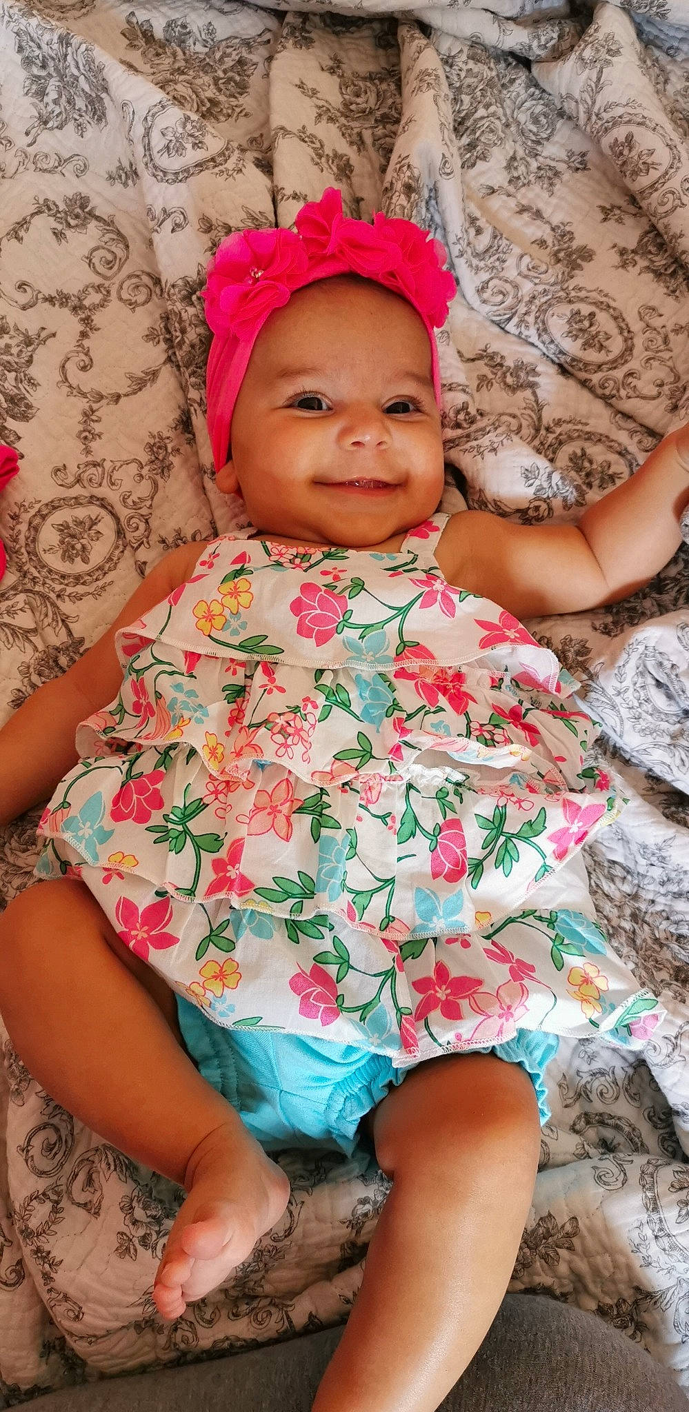 Giovanna participe au concours pour gagner de l'argent avec cette photo : baby, baby_toddler_clothing, child, chin, eye, fashion, finger, green, happy, headwear, joy, linens, magenta, organ, pattern, person, pink, skin, sleeve, smile