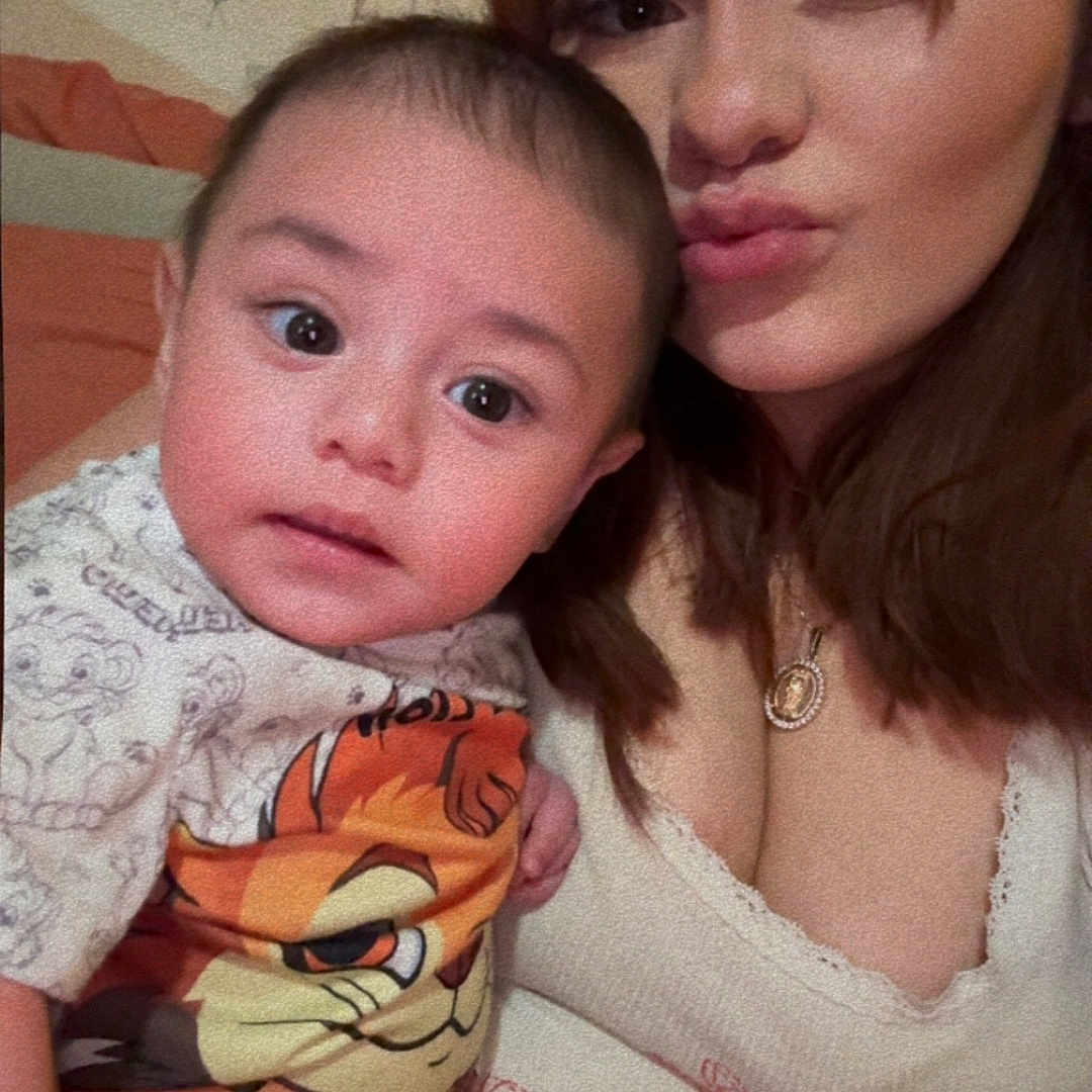 Zeovannie is registered to the contest to win money with this photo: baby, background, cartoon, child, clothing, cute, expression, face, hair, holding, indoor, necklace, person, photo_frame, portrait, selfie, skin, toddler, wallpaper, woman