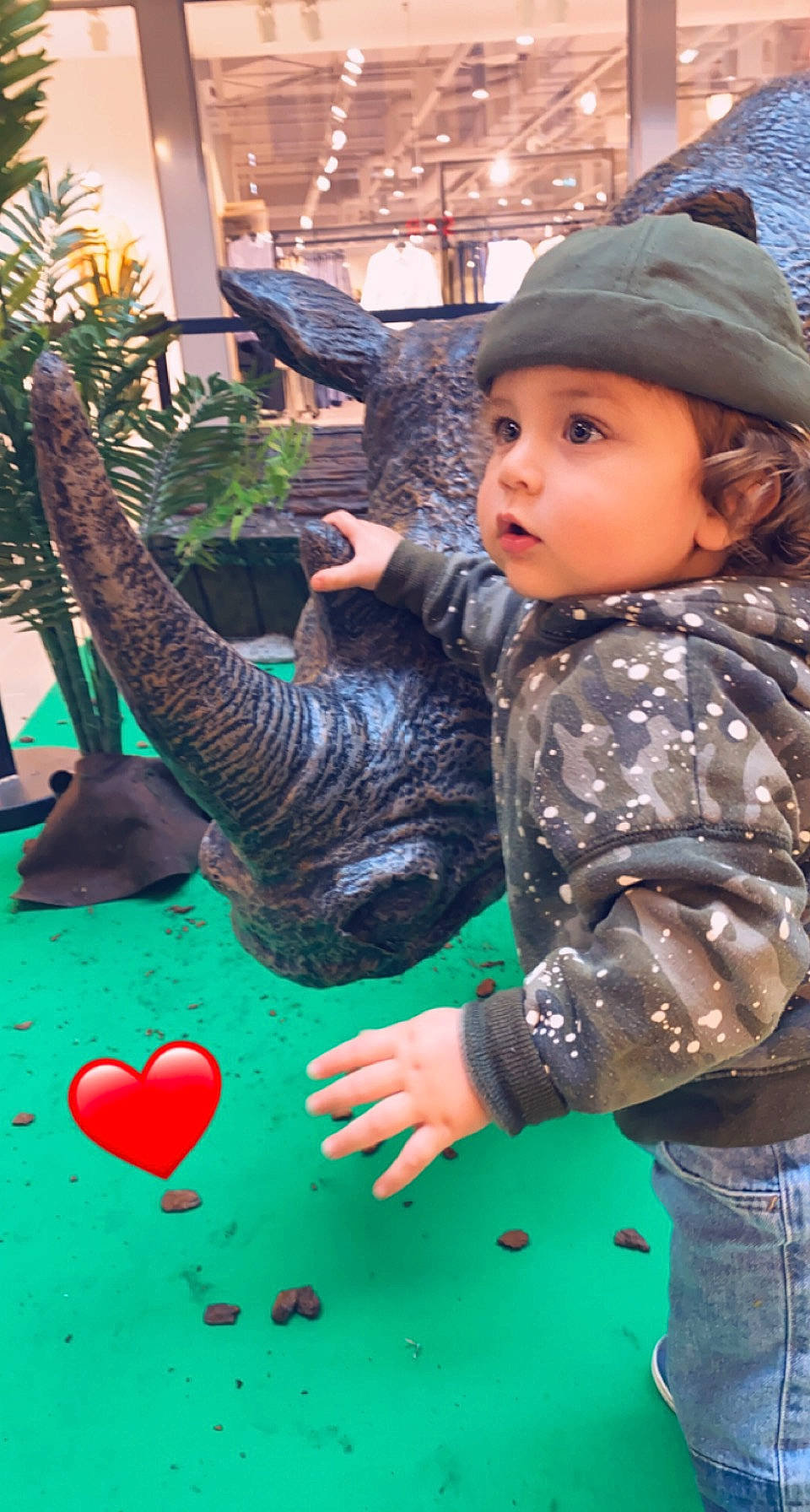 Maëdine a rejoint le concours — aidez-le/la à gagner de superbes lots ! baby, baby_toddler_clothing, cap, child, fun, grass, green, happy, hat, headwear, houseplant, jeans, leisure, people_in_nature, person, photograph, plant, public_space, snapshot, textile