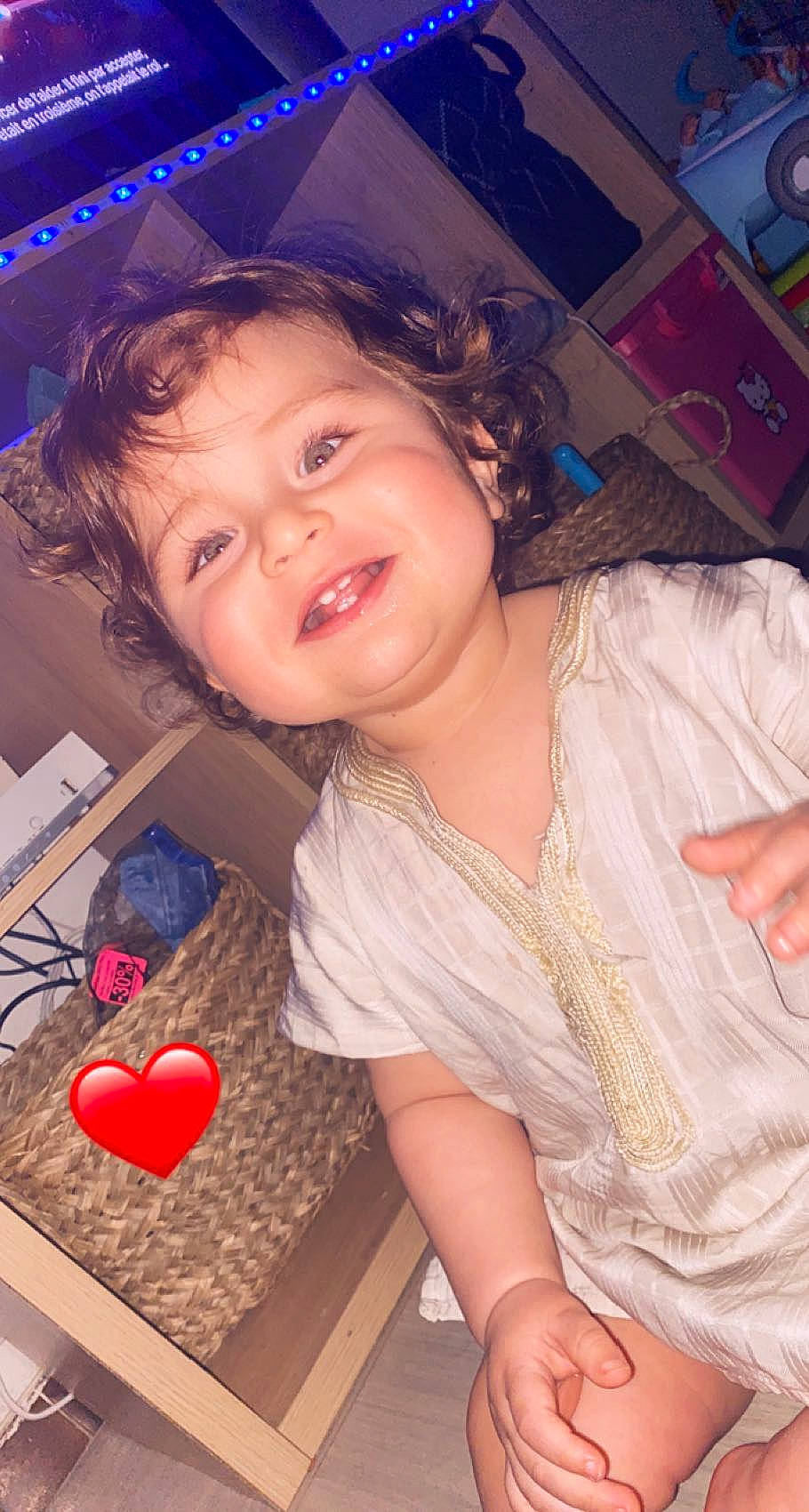 Maëdine participe au concours pour gagner de l'argent avec cette photo : blue, carmine, chair, chest, child, event, finger, flooring, fun, happy, leisure, lip, mouth, nose, person, sitting, smile, spoon, thigh, thumb